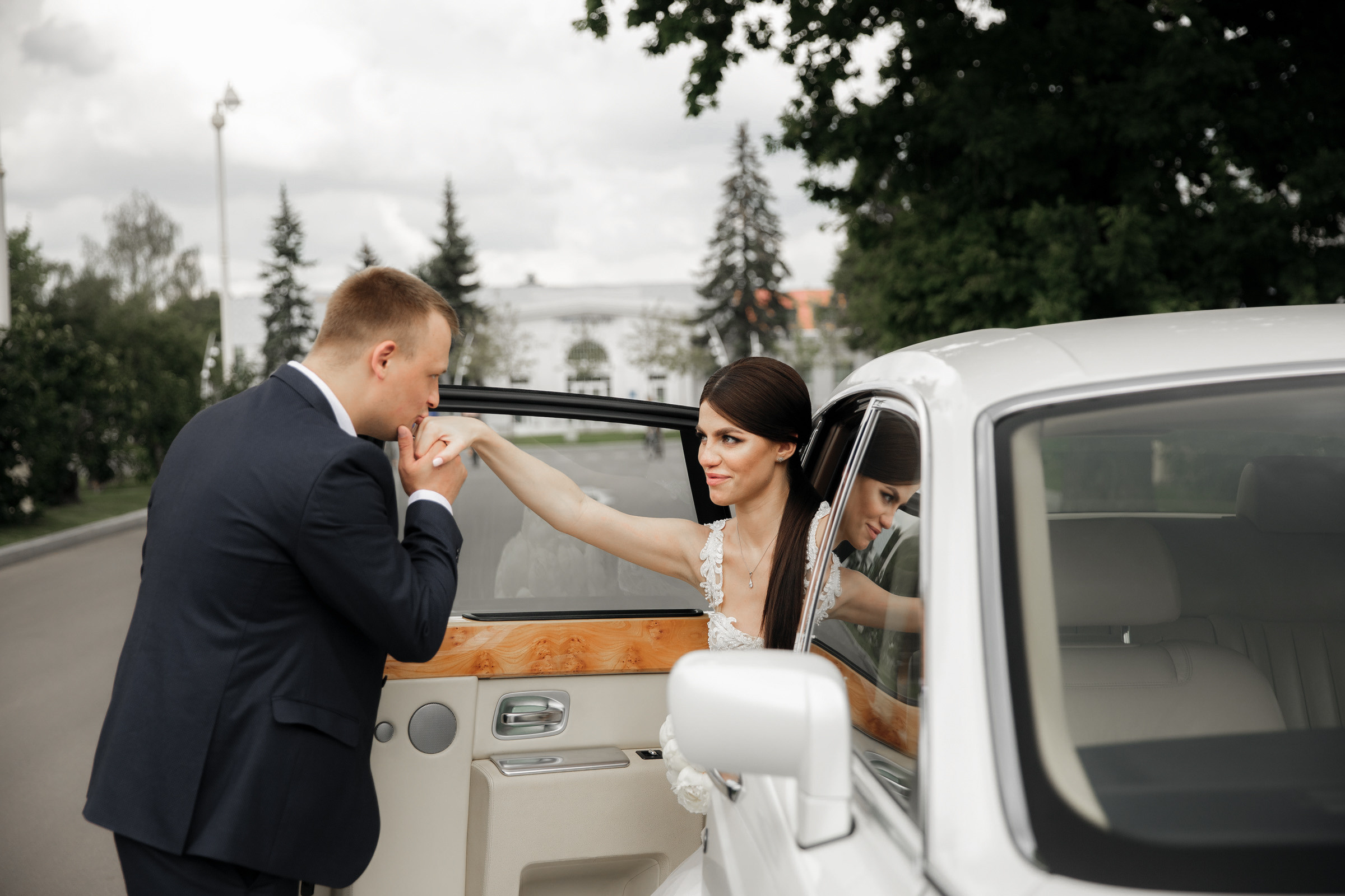 Белое платье, белый ролс. Свадебный фотограф Москва и МО