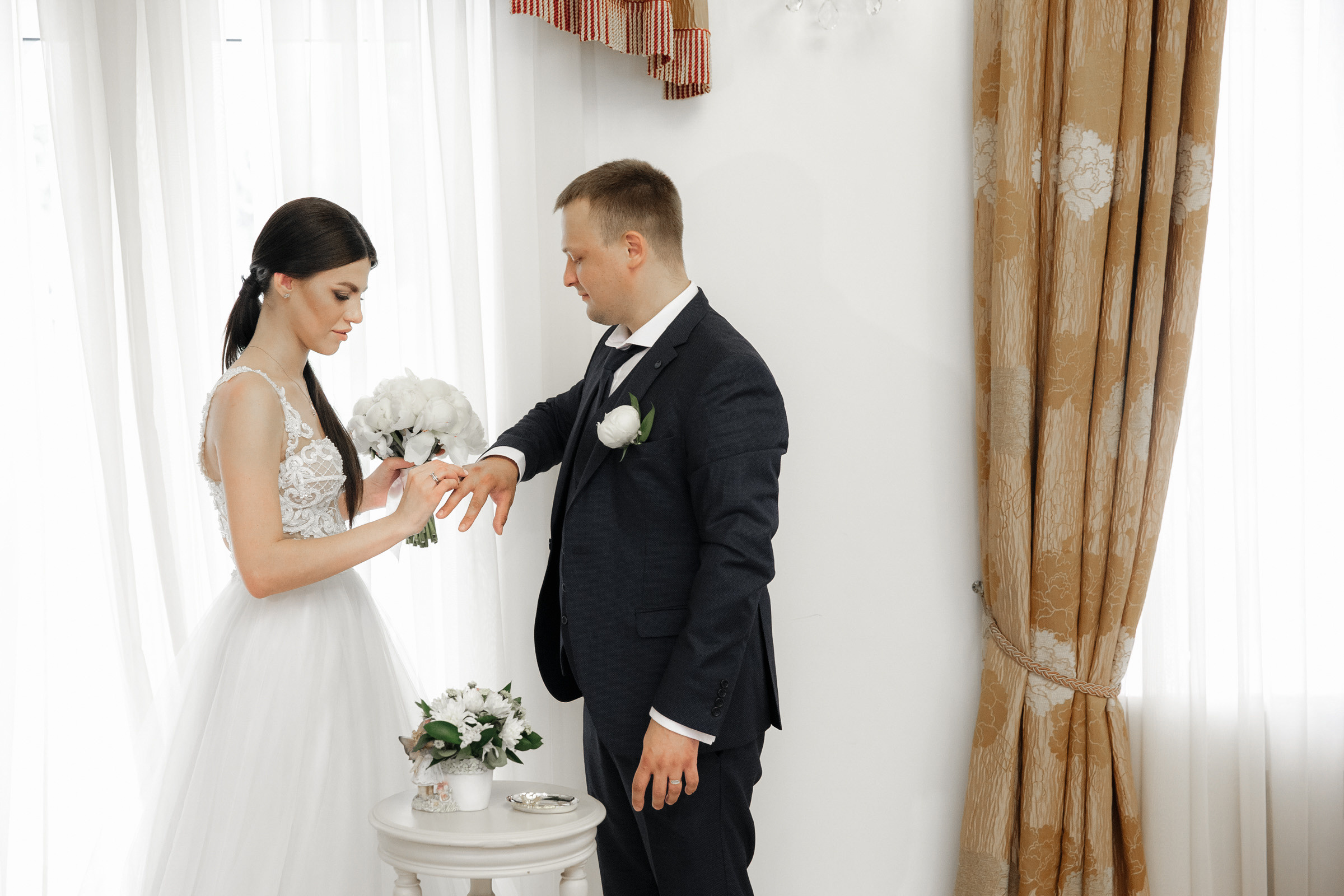 Белое платье, белый ролс. Свадебный фотограф Москва и МО