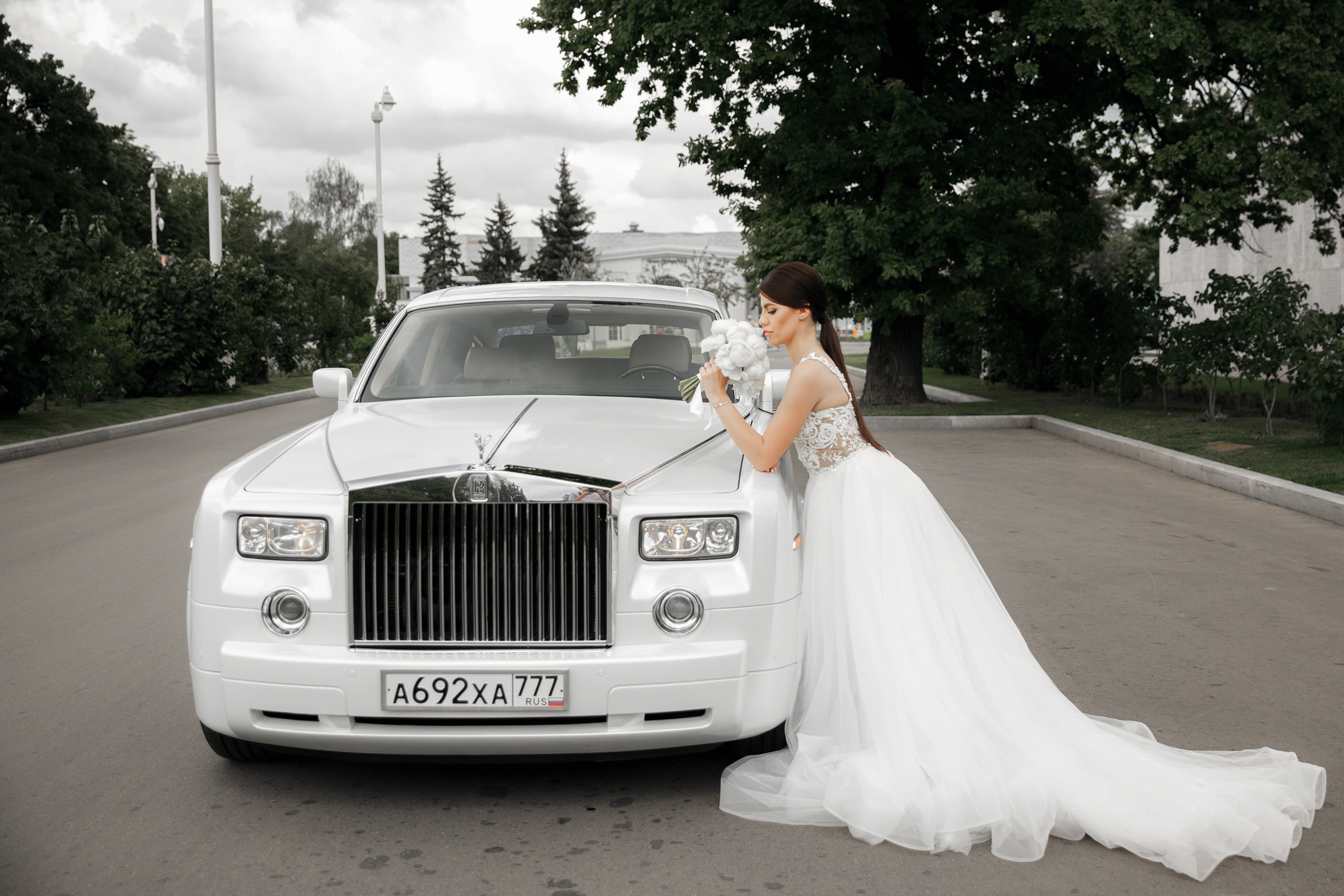 Белое платье, белый ролс. Свадебный фотограф Москва и МО