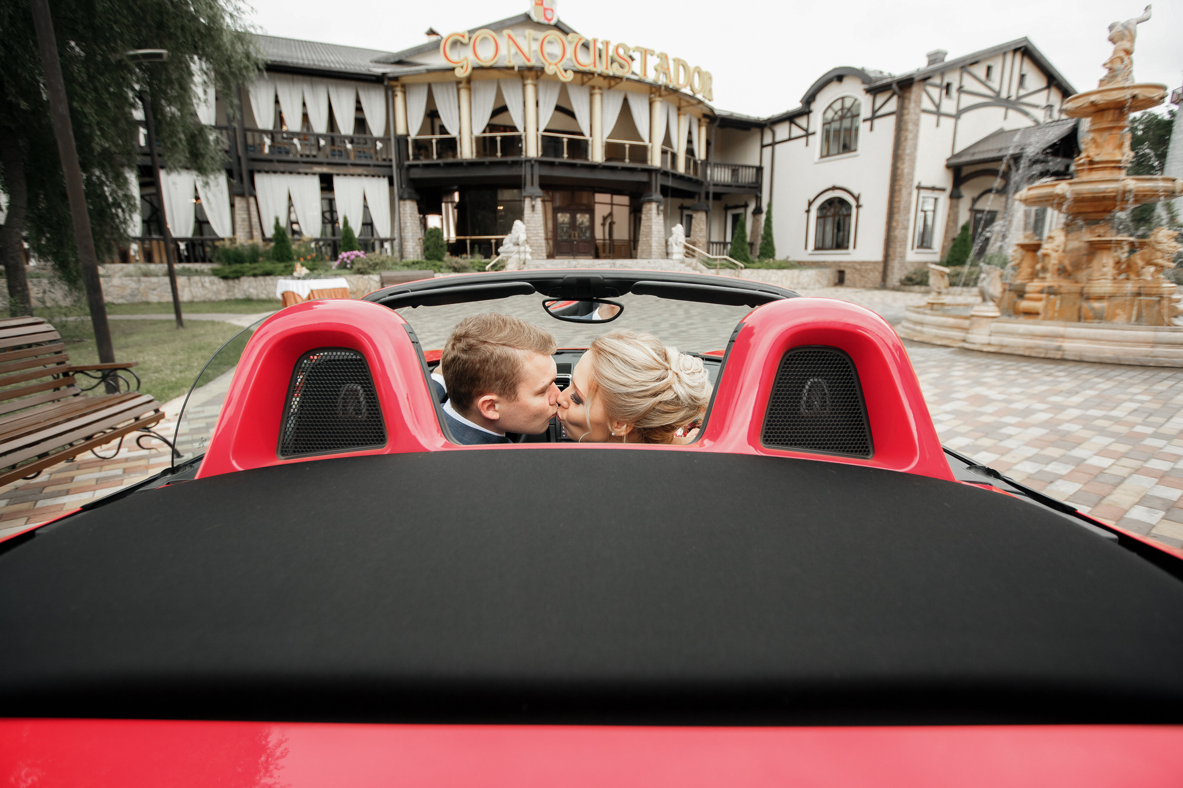 Он, она и красный порш. Свадебный фотограф Москва и МО