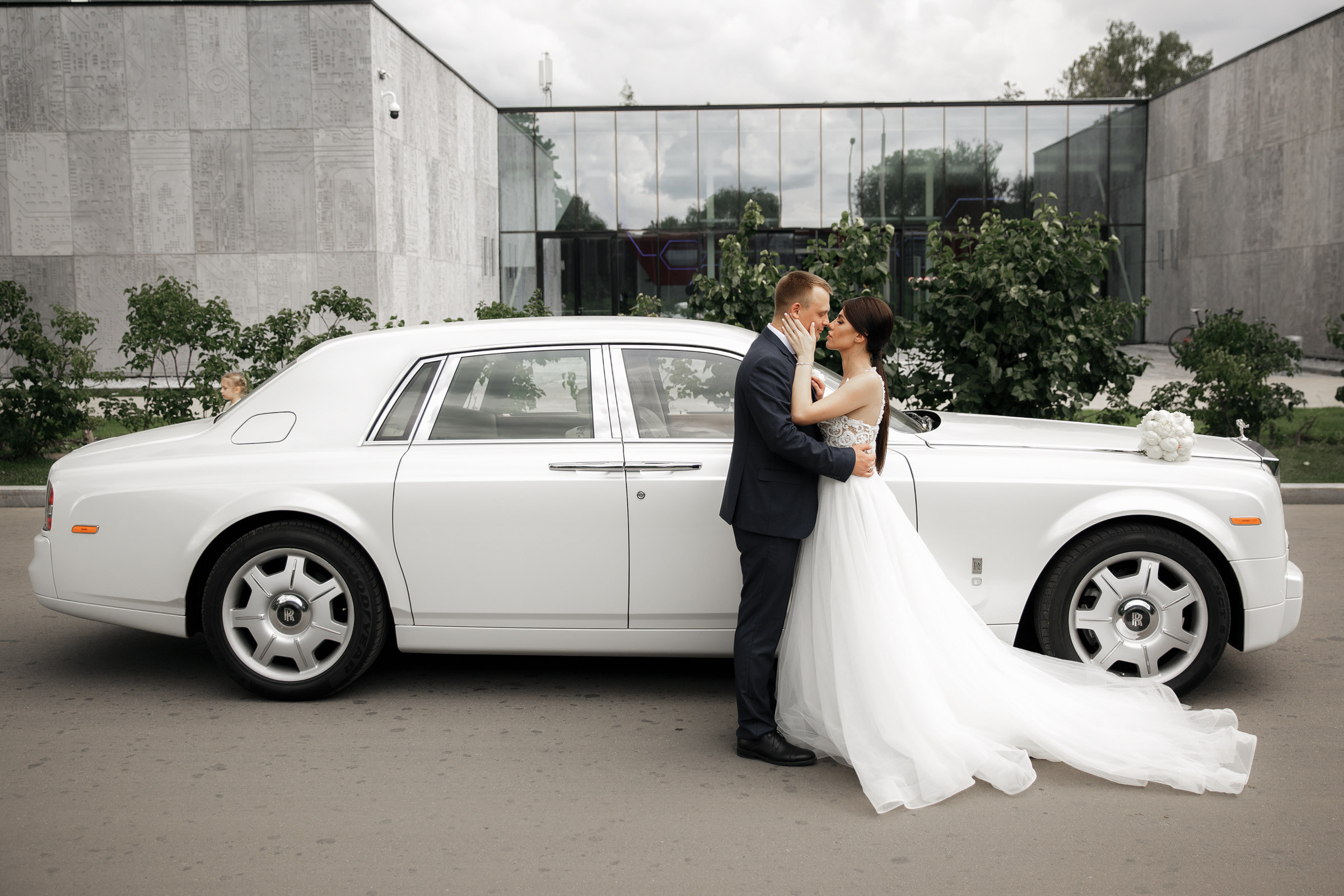 Белое платье, белый ролс. Свадебный фотограф Москва и МО