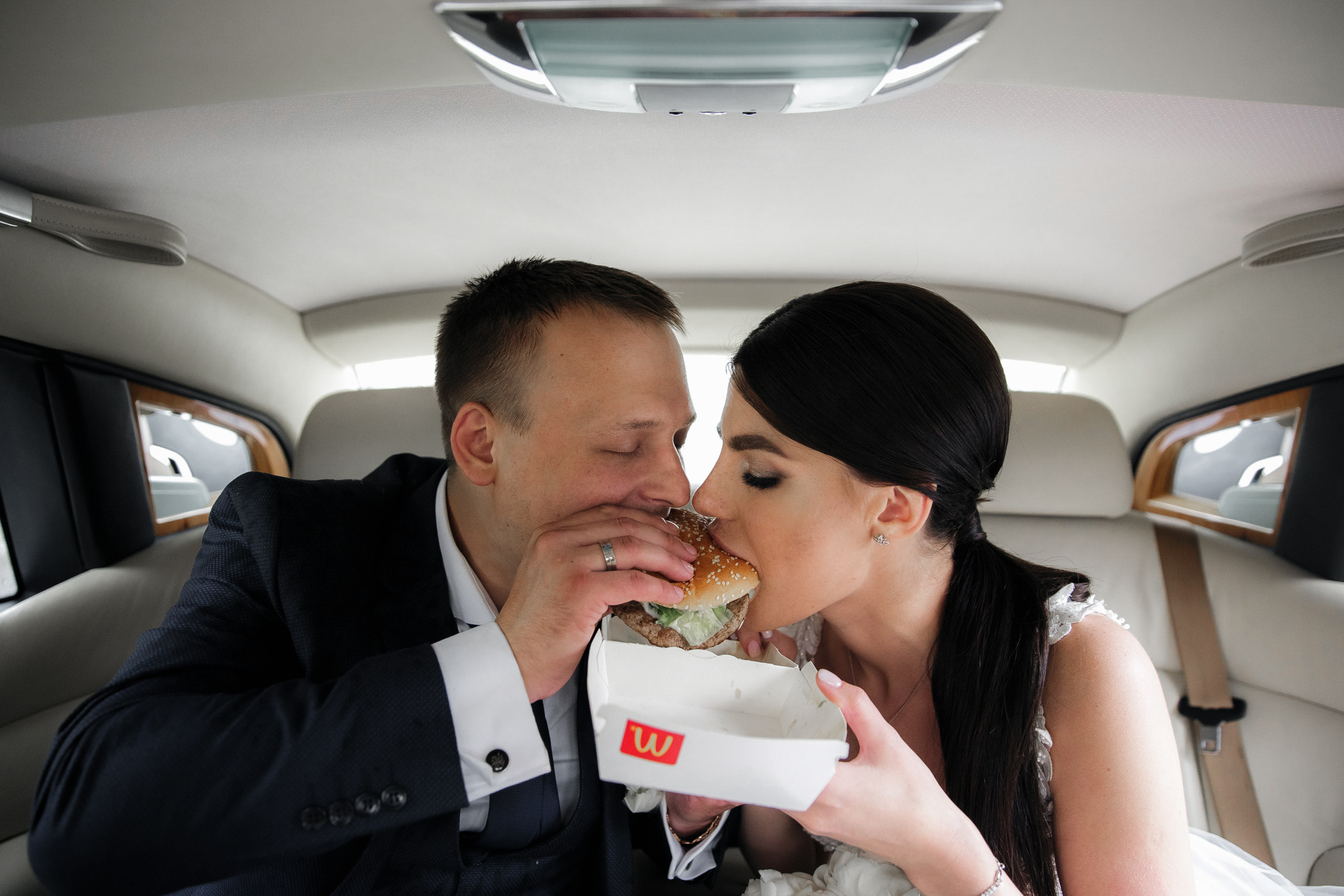 Белое платье, белый ролс. Свадебный фотограф Москва и МО