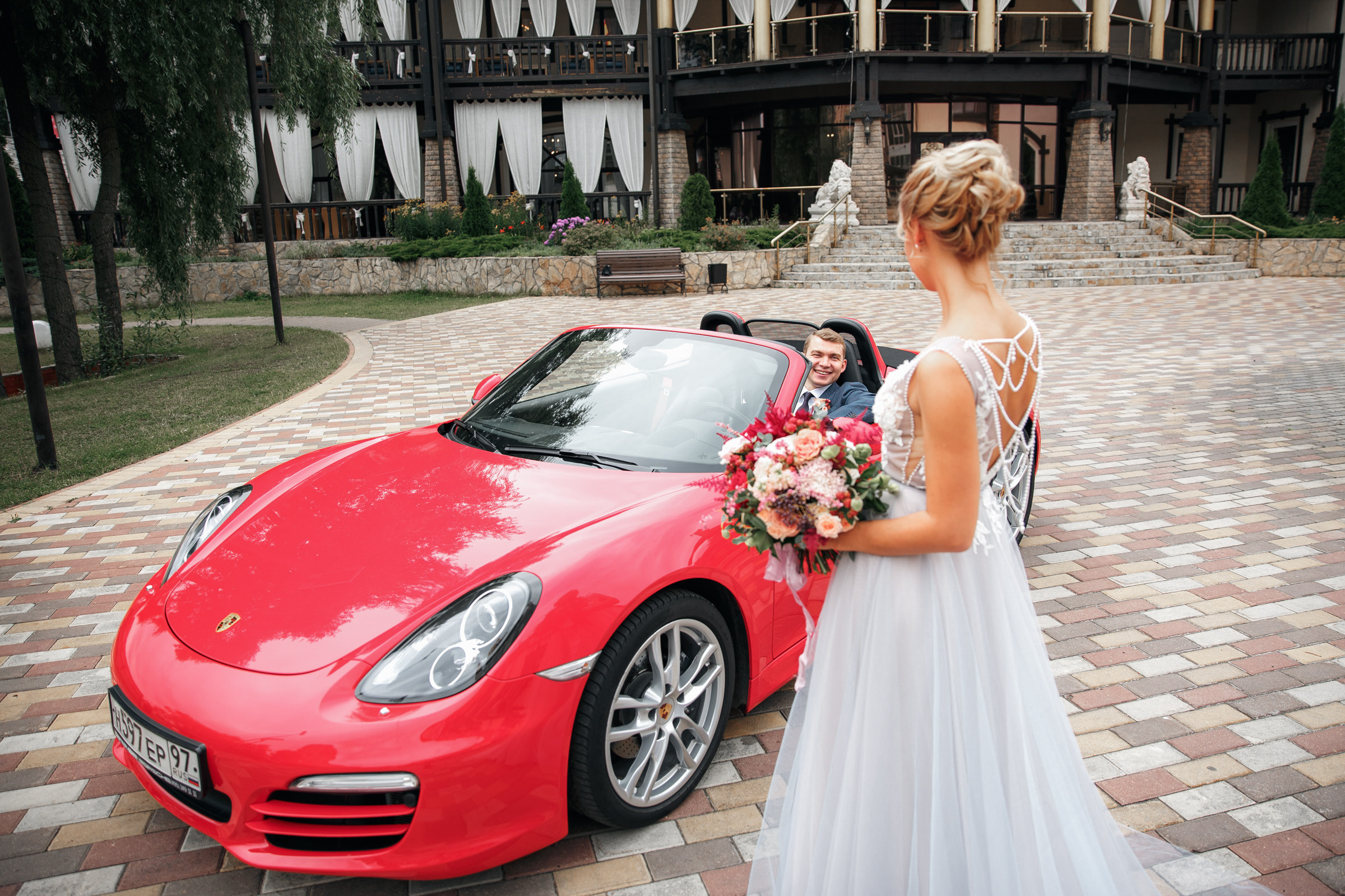 Он, она и красный порш. Свадебный фотограф Москва и МО