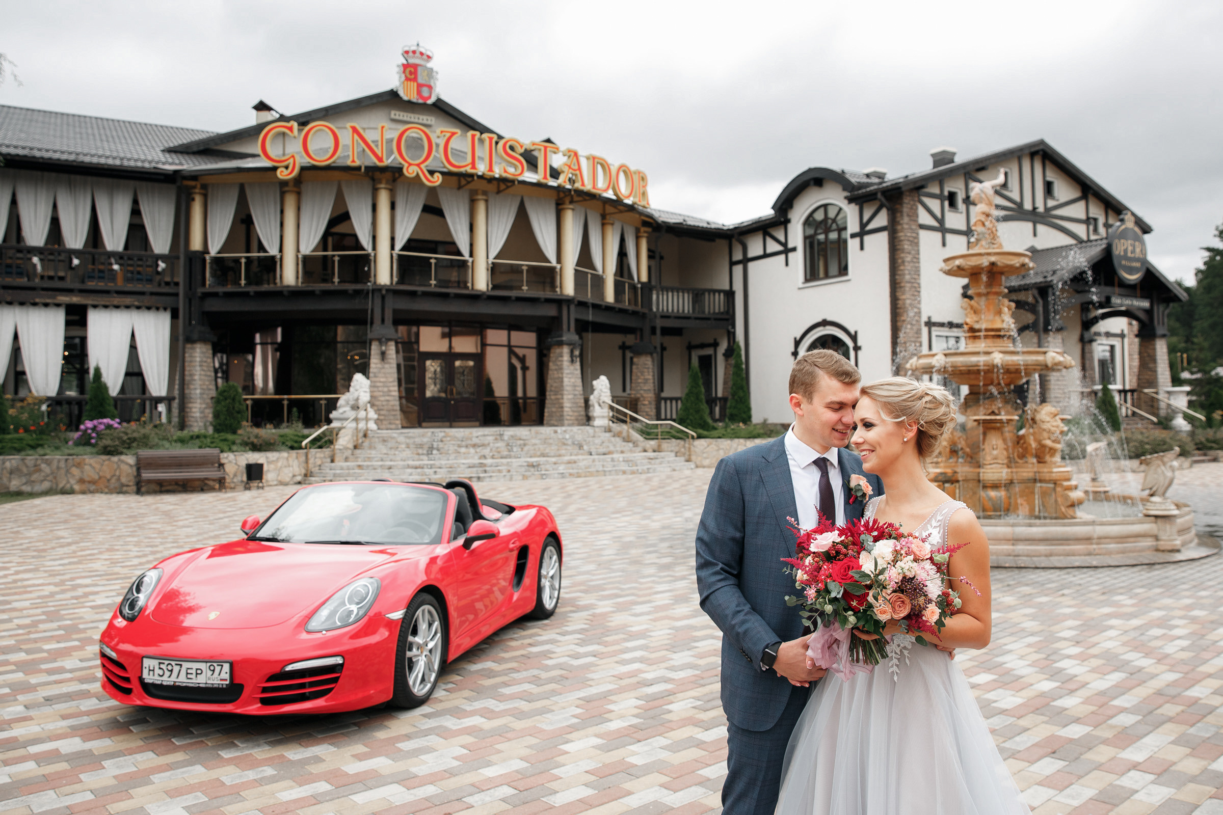 Он, она и красный порш. Свадебный фотограф Москва и МО