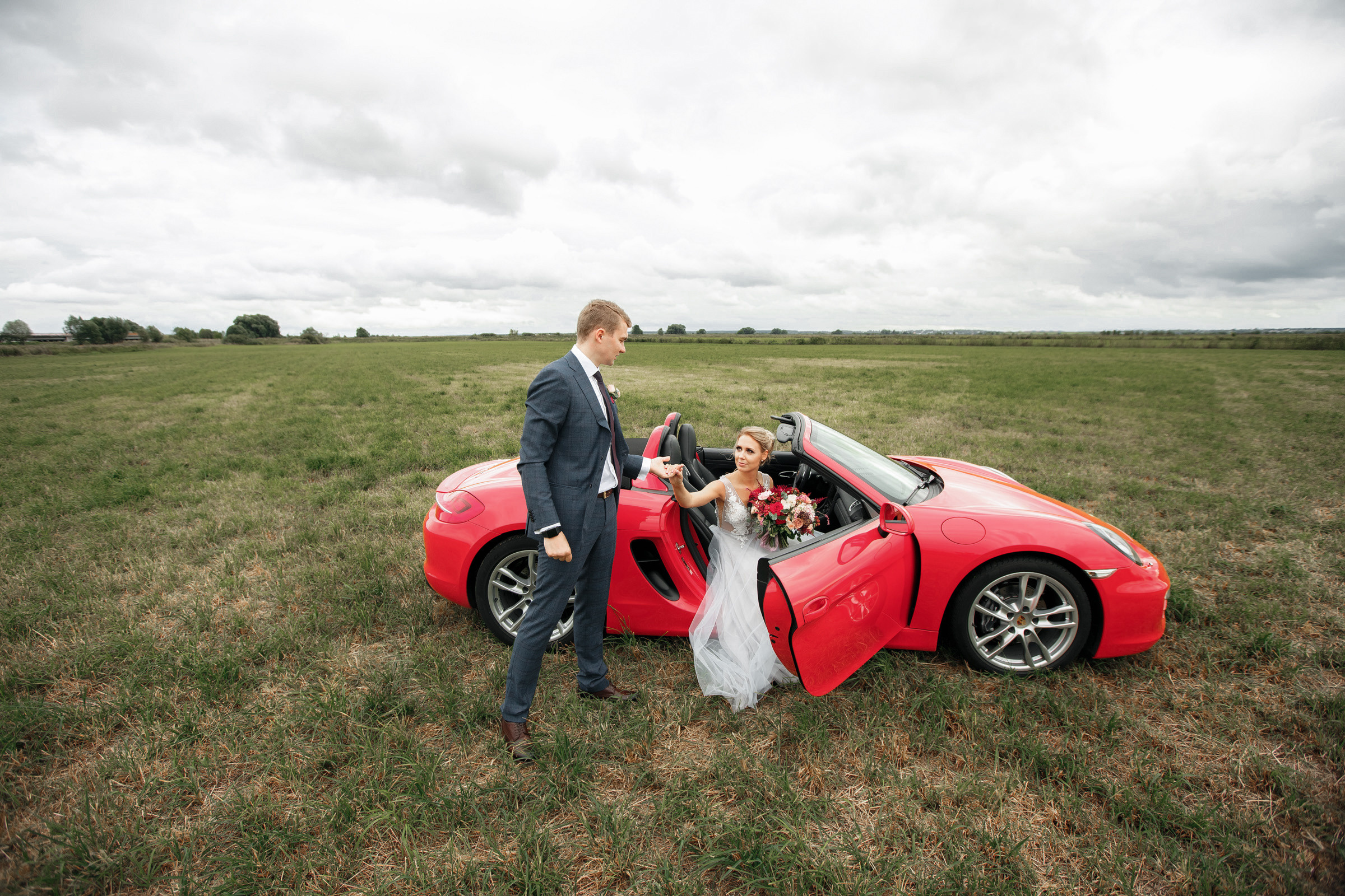 Он, она и красный порш. Свадебный фотограф Москва и МО