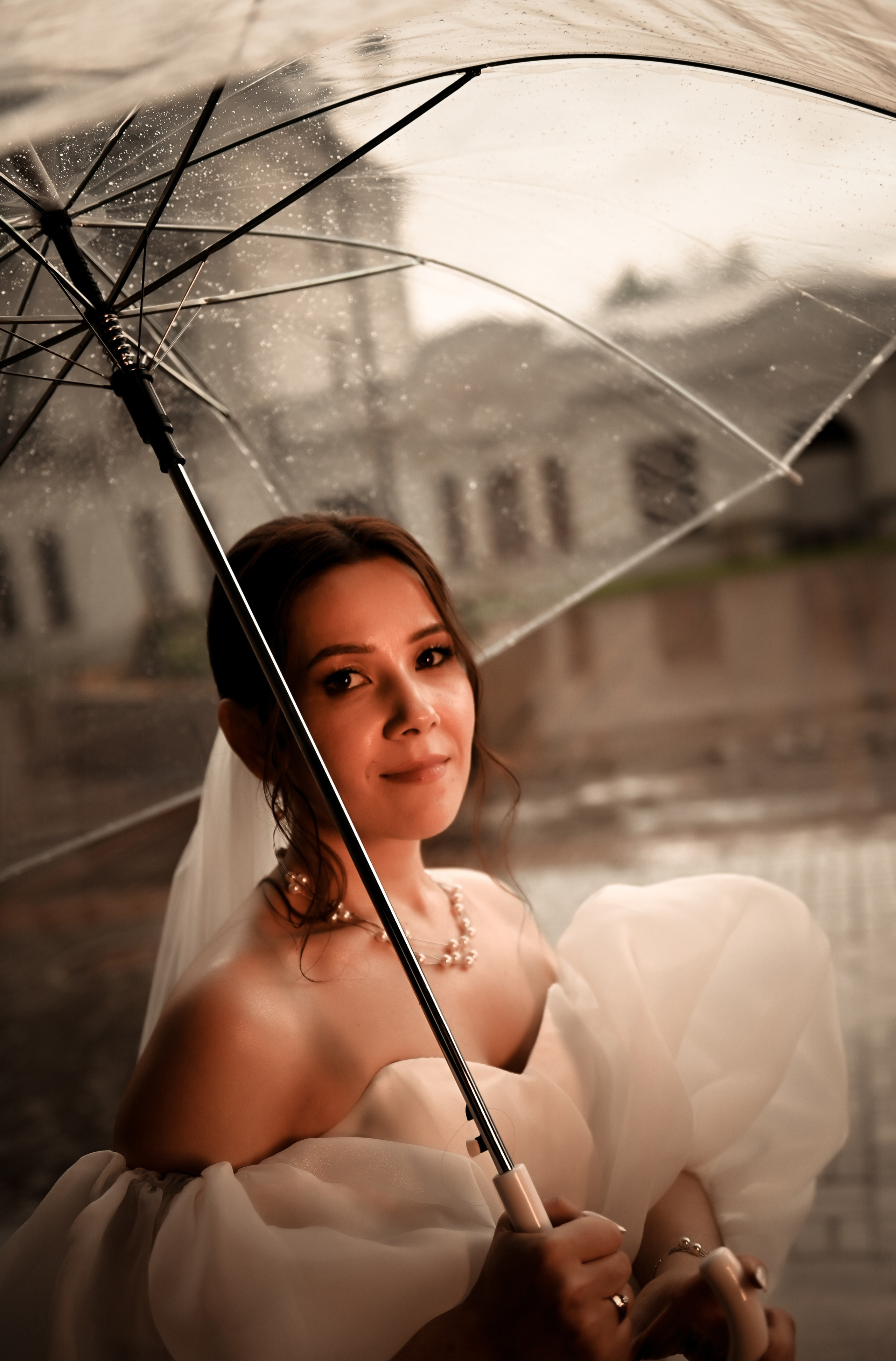 Небольшая свадебная серия в музее и прогулкой под дождем Эльмиры и Ризата. Свадебный, семейный, детский, контент фотограф в Омске Максим Ильин