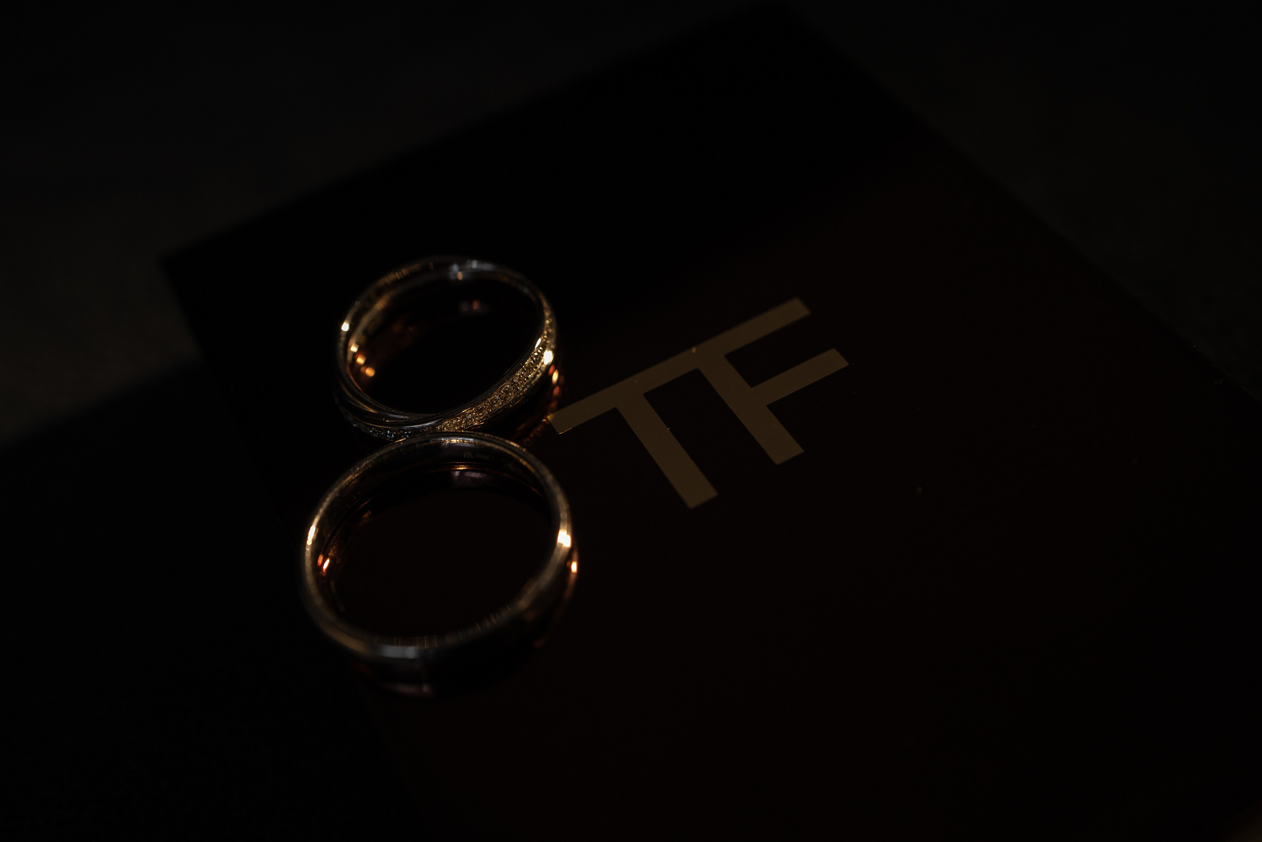 Предметная съёмка колец на свадьбе, кольца на свадьбе, Том Форд косметика