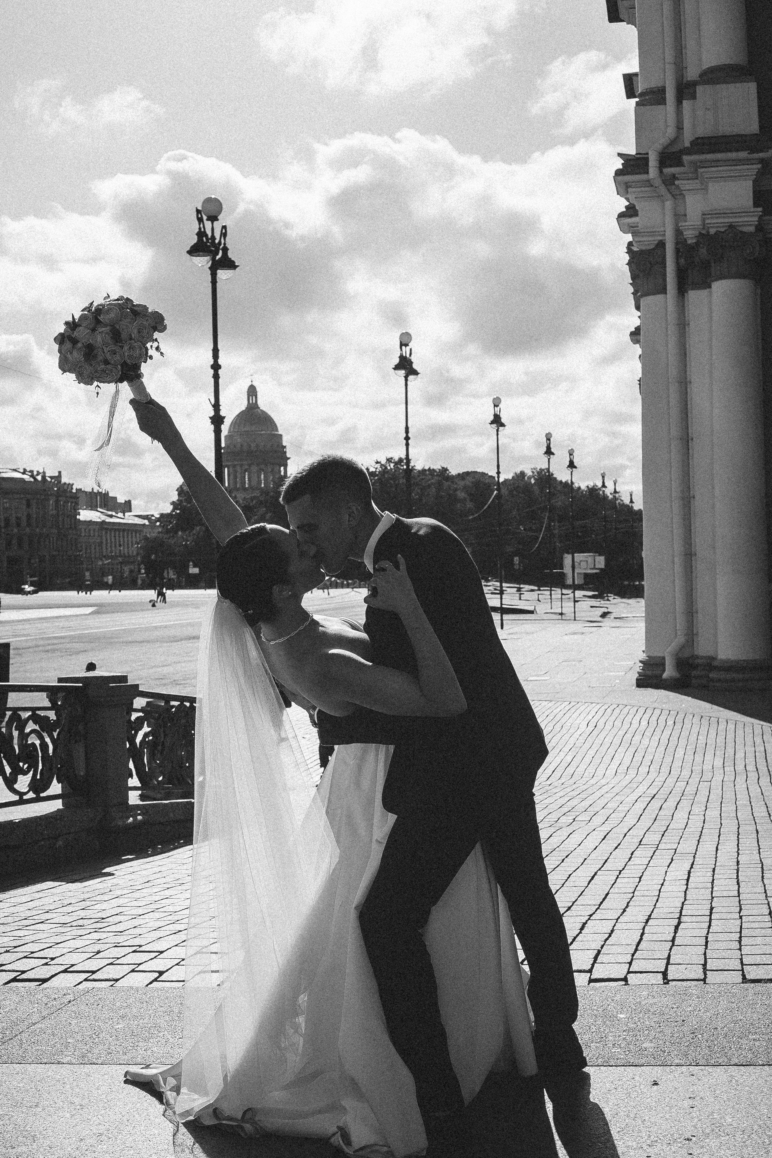 СВАДЕБНАЯ ПРОГУЛКА В САНТК-ПЕТЕРБУРГЕ (ИСАКИЕВСКИЙ СОБОР, ЗИМНЯЯ КАНАВКА, ЭРМИТАЖ И БОЛЬШАЯ МОРСКАЯ УЛИЦА). Профессиональный фотограф, Санкт-Петербург — Виктория Богомолова