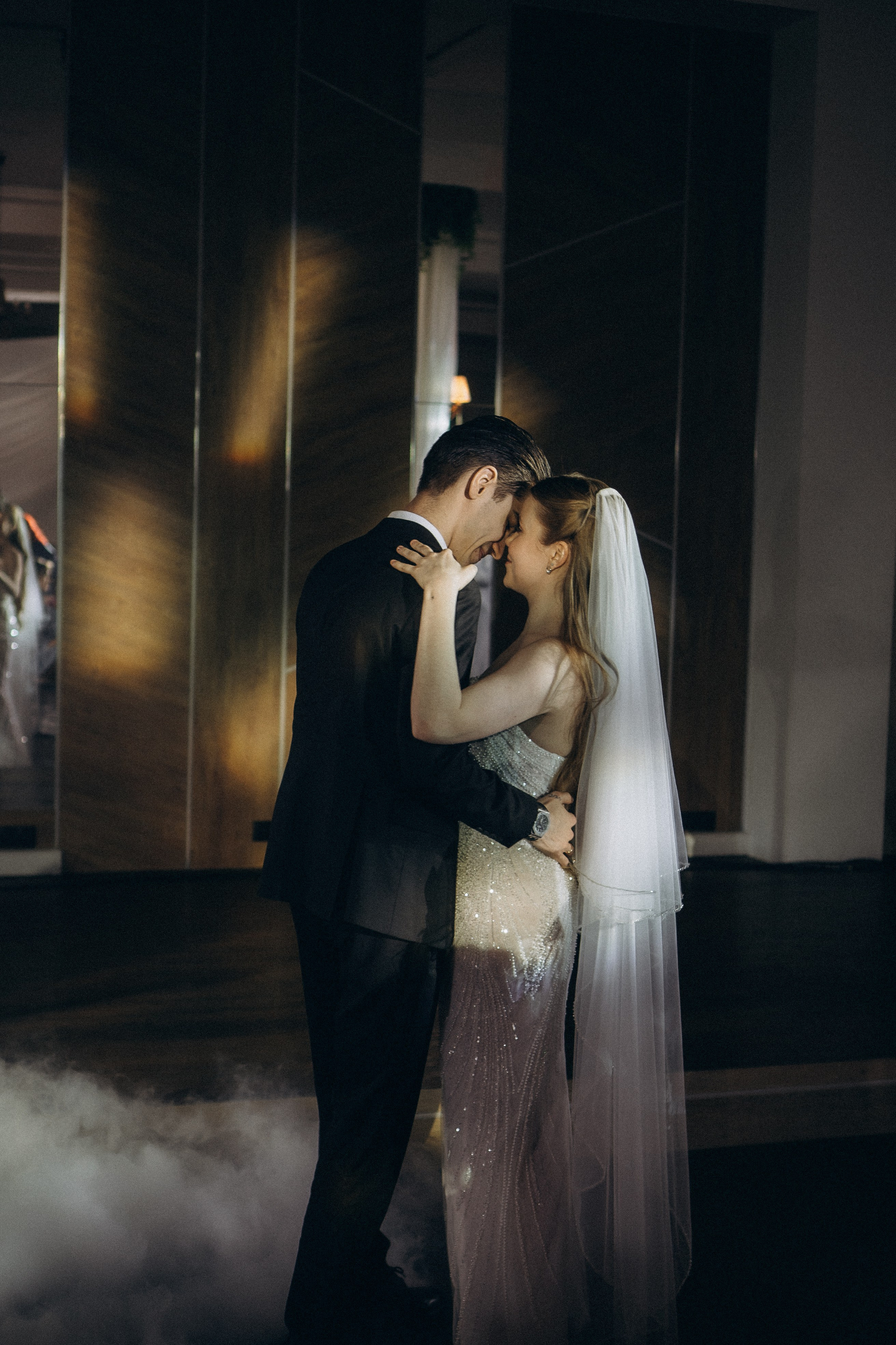 ПЕРВЫЙ ТАНЕЦ МОЛОДЫХ НА БАНКЕТЕ. ТРОГАТЕЛЬНЫЙ МОМЕНТ (СНЯТО В СИБИРЕ В НИЖНЕВАРТОВСКЕ). Профессиональный фотограф, Санкт-Петербург — Виктория Богомолова