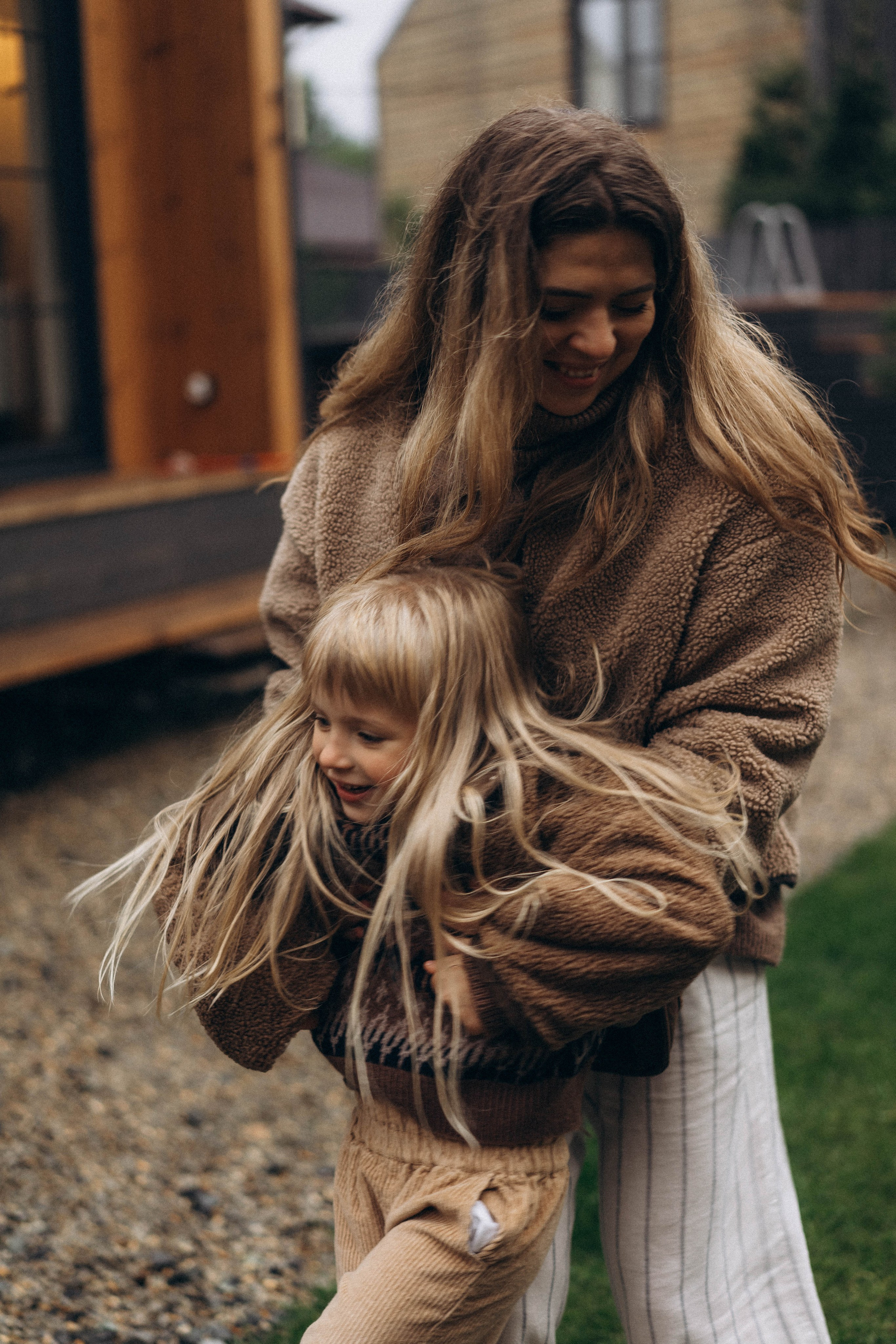 Фотосессия у дома во дворе мама и дочка. Фотограф Екатеринбург Кокшарова Александра