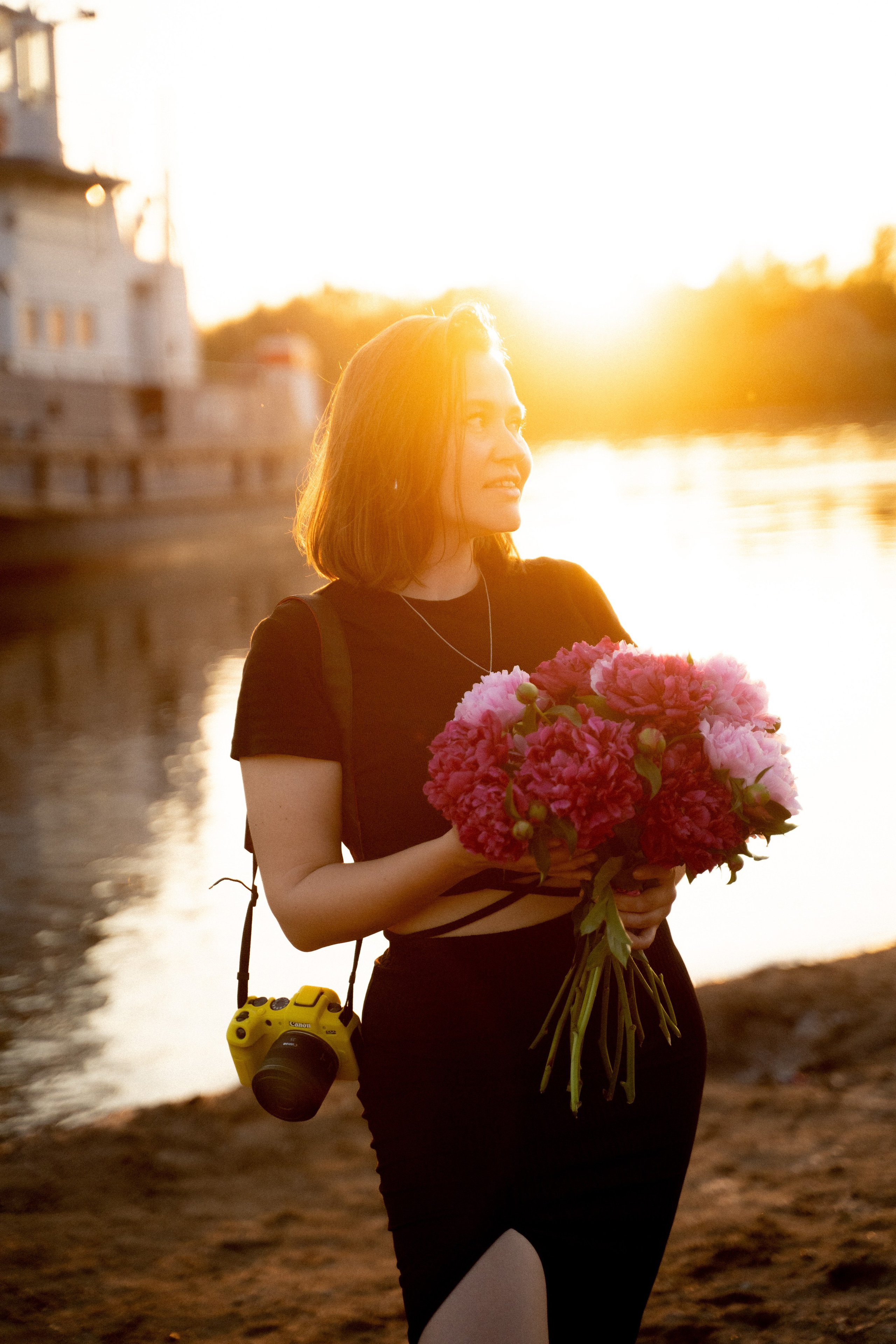 Девушки на берегу