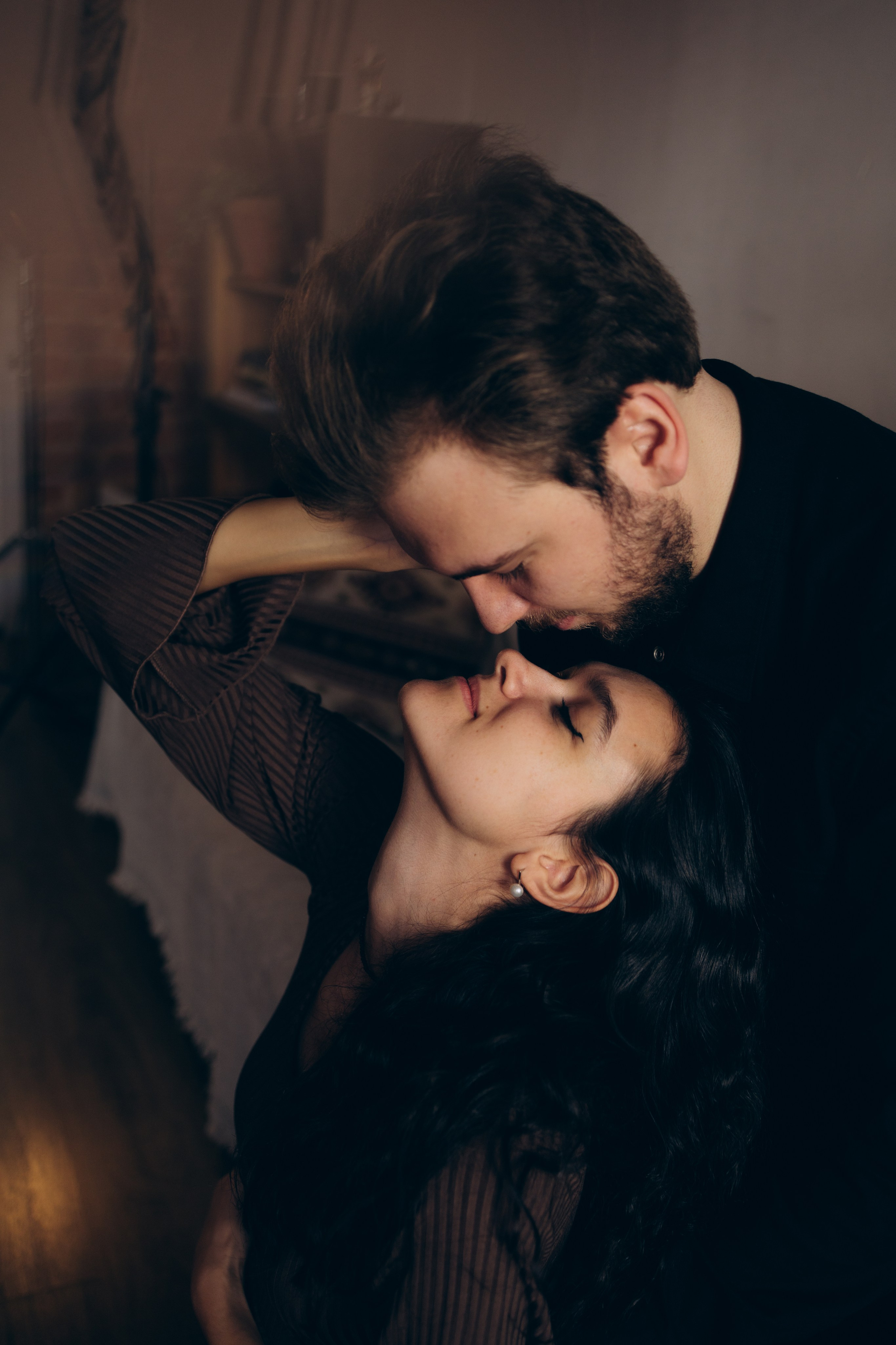 Трепетные объятия: чувственное изображение будущего мужа и жены на love story-фото