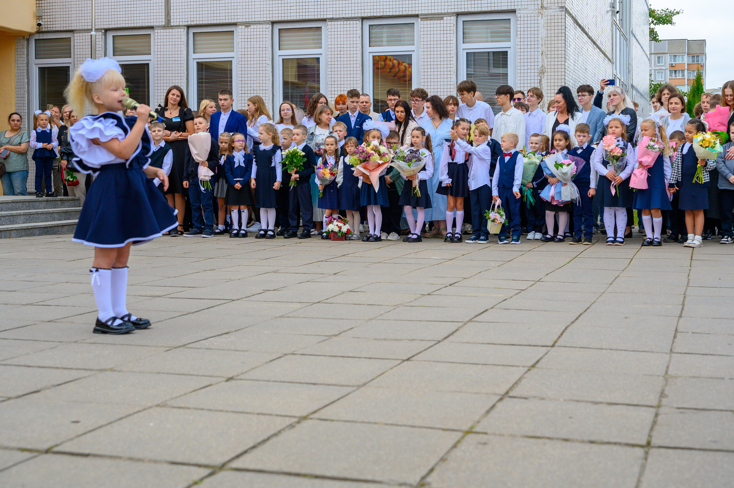 Вот звучит первый звонок, перед этим долгое приготовление к новому этапу в жизни, Яромир идет в школу. Фотоуслуги, услуги фотографа, фотографирование важных событий