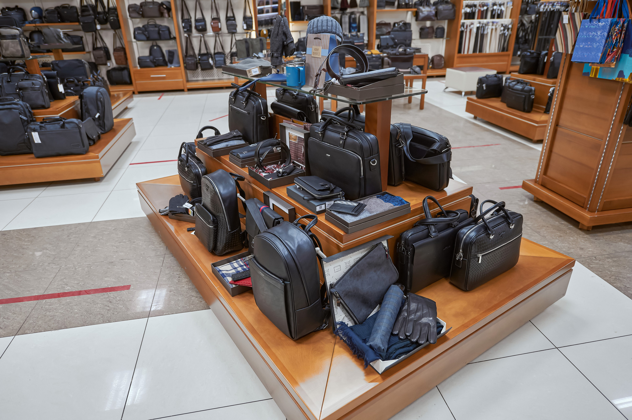 Портфолио по интерьерной и экстерьерной фотосъёмки: Мир Сумок — Правый берег. Фотограф Яковлев Роман — Красноярск