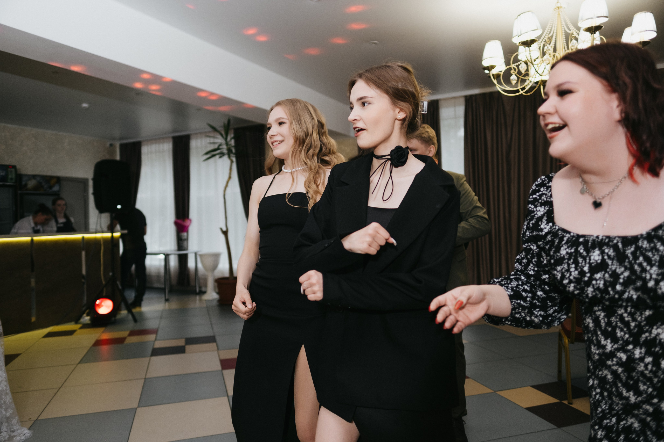 Выпускной 11 класс школы № 30. Свадебный и репортажной фотограф Денис Ожигин в Краснодаре и Краснодарском крае