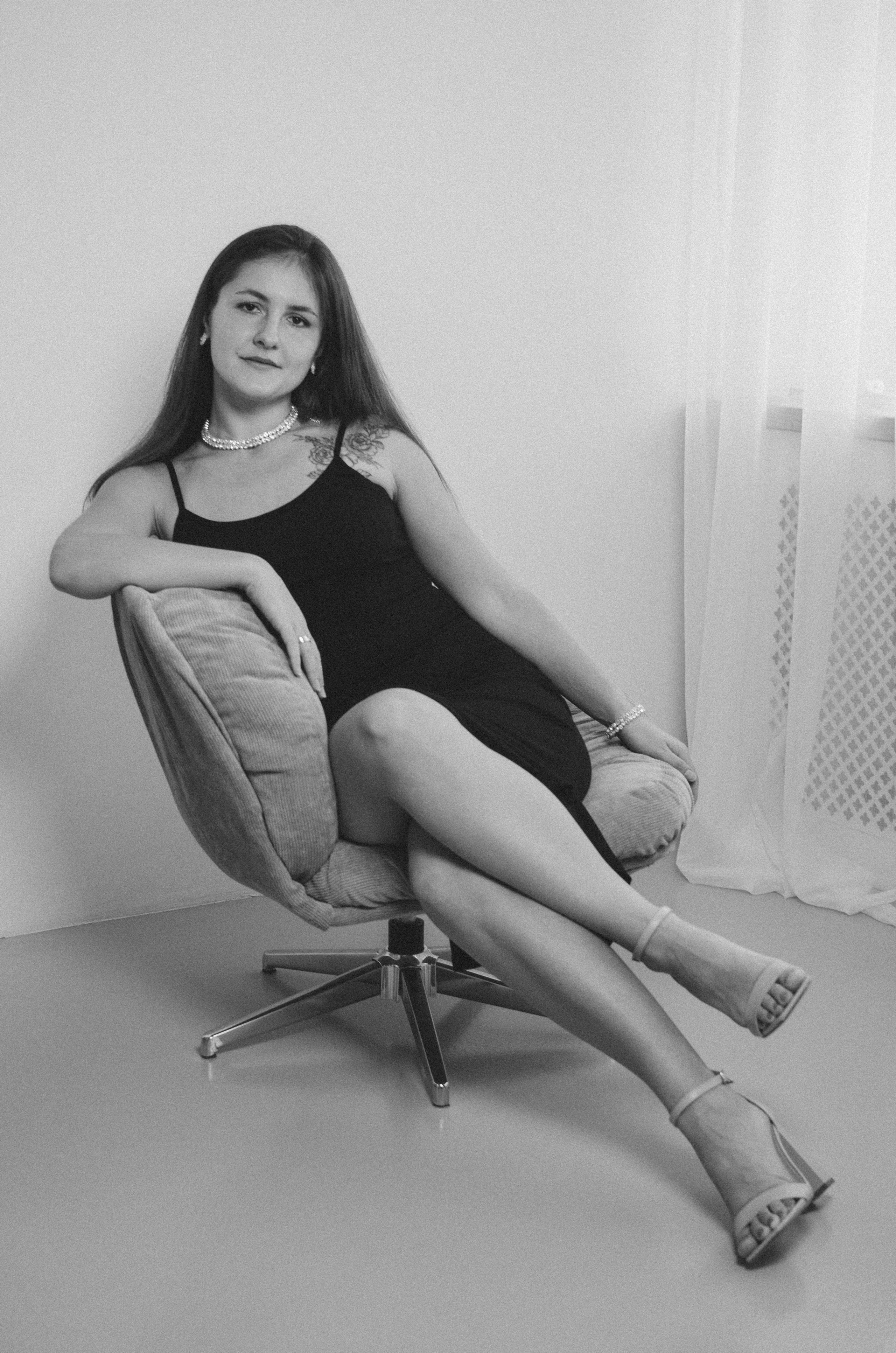 Девушка на стуле в фотостудии