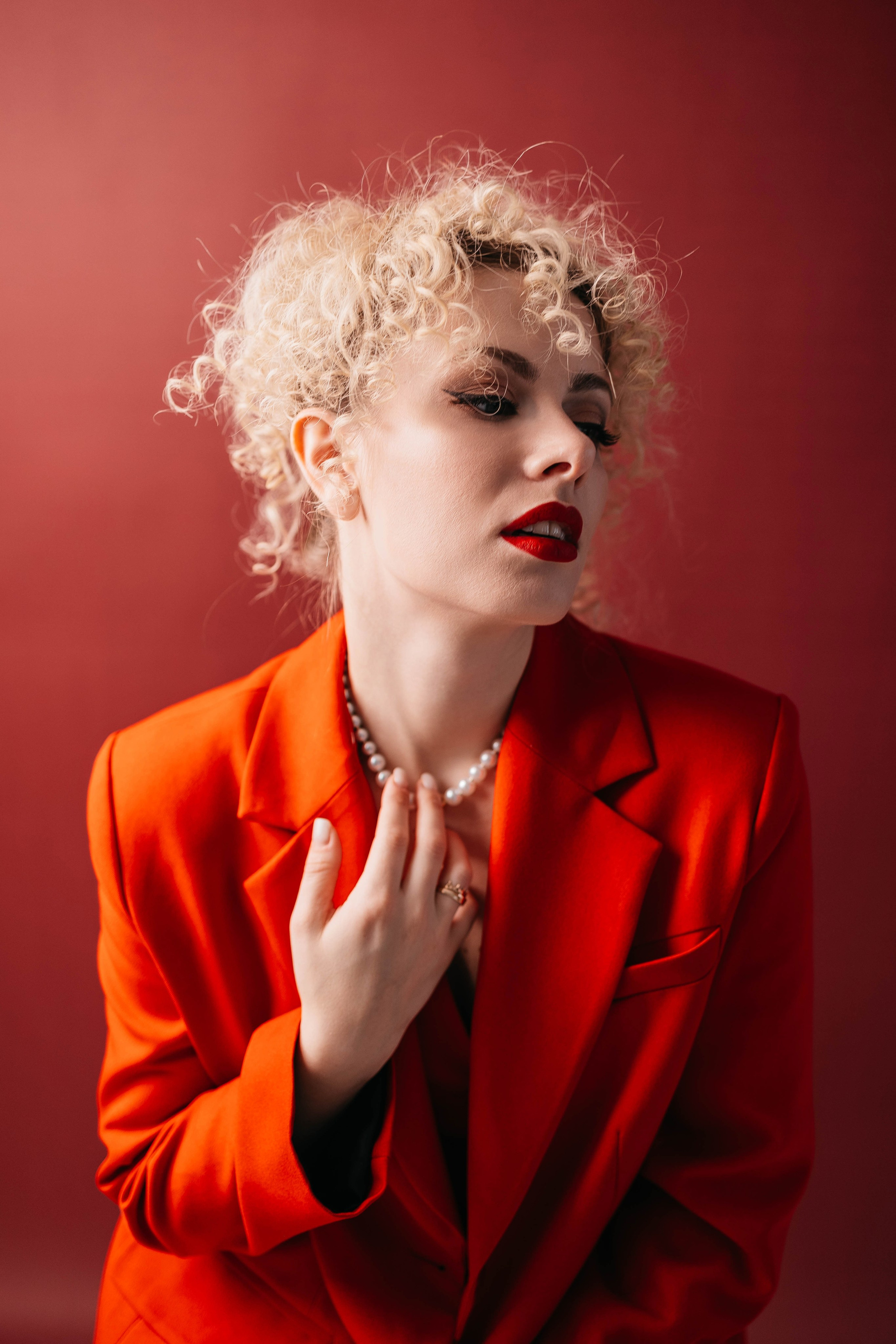 Ира в красном. Фотостудия Cute_photostudio в Твери. Фотограф в Твери Лагодная Яна