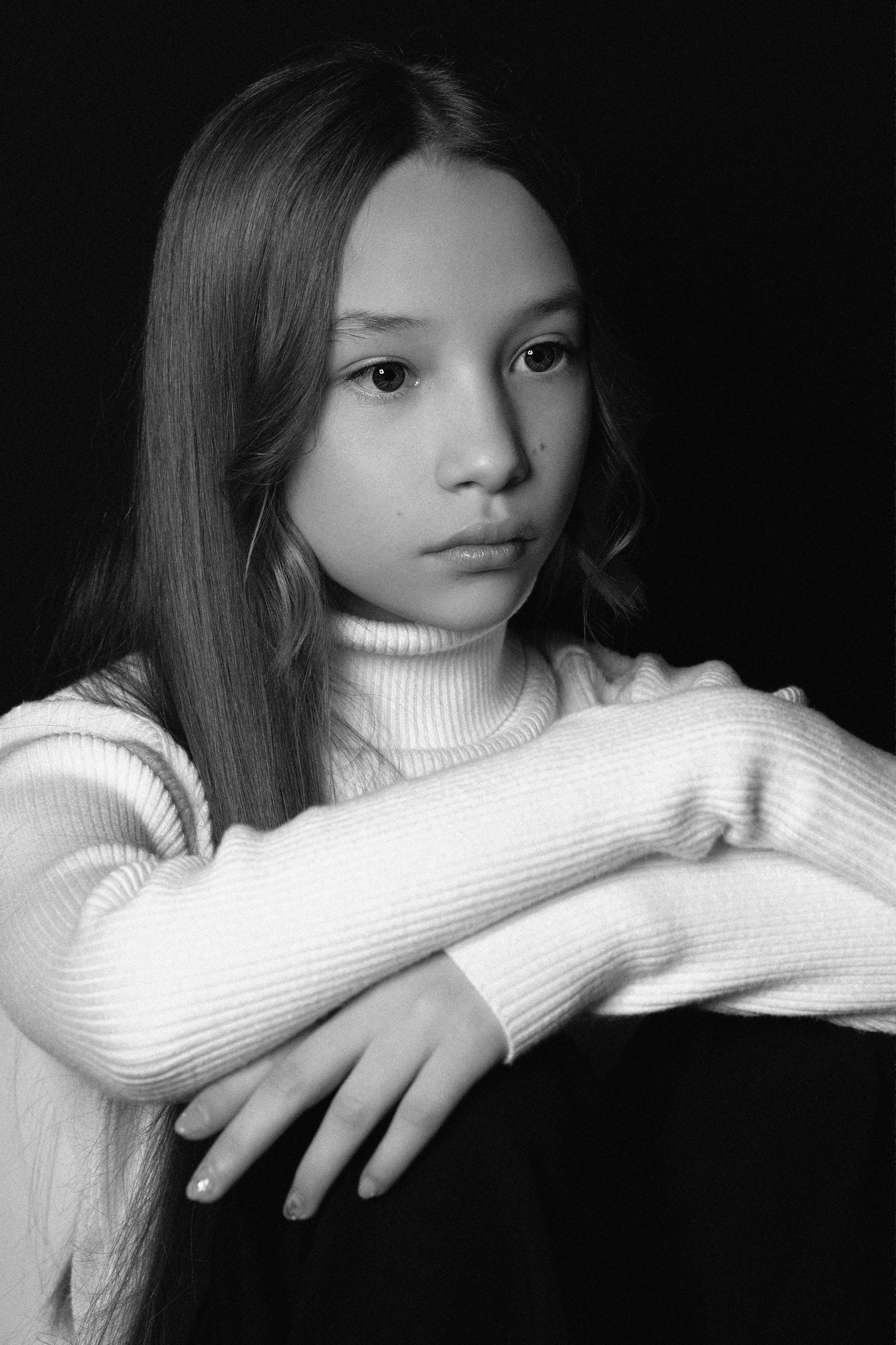 Чёрно-белая фотосессия матери и дочери на кубах в студии