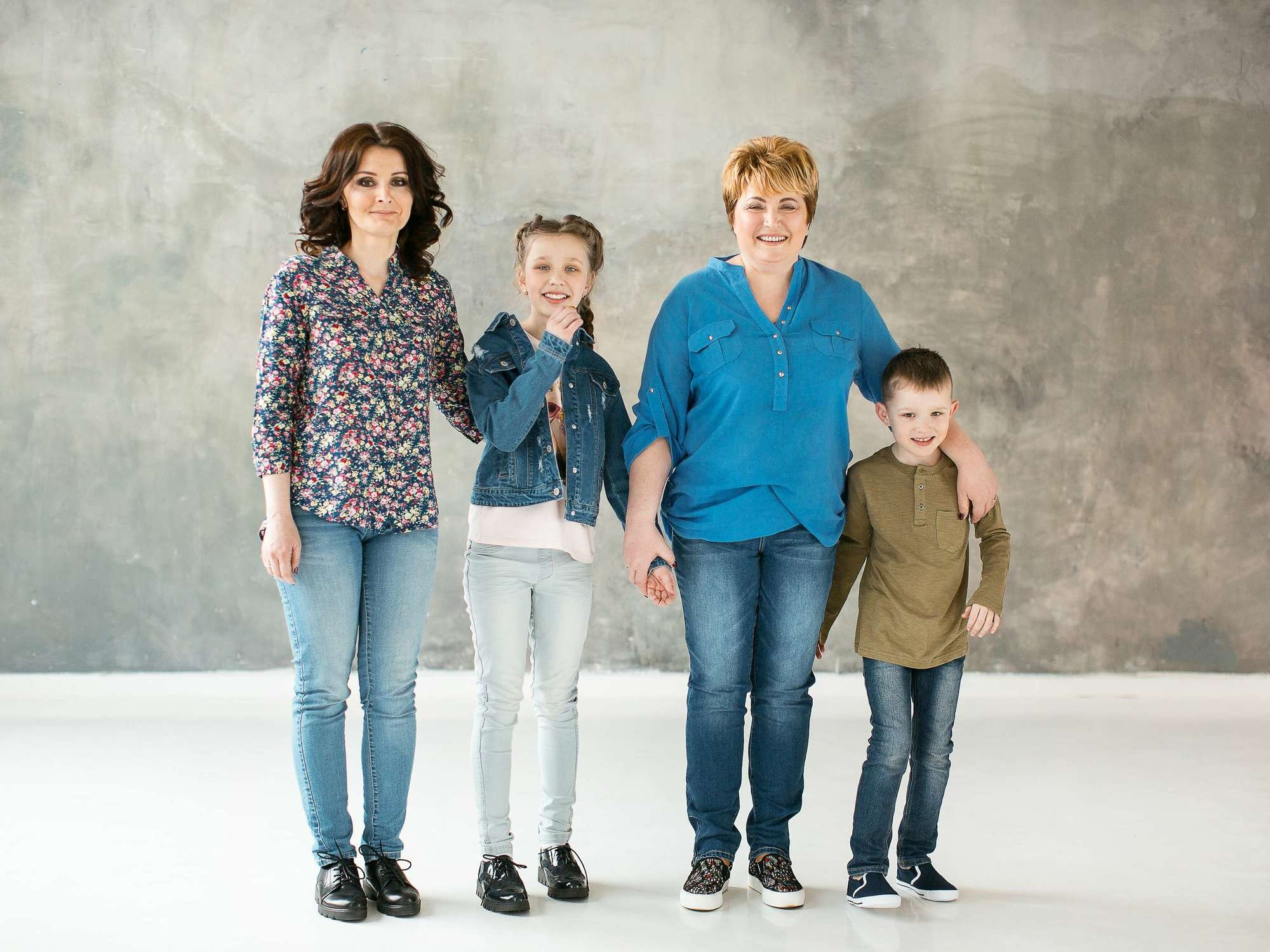 Фотосессия большой семьи в студии