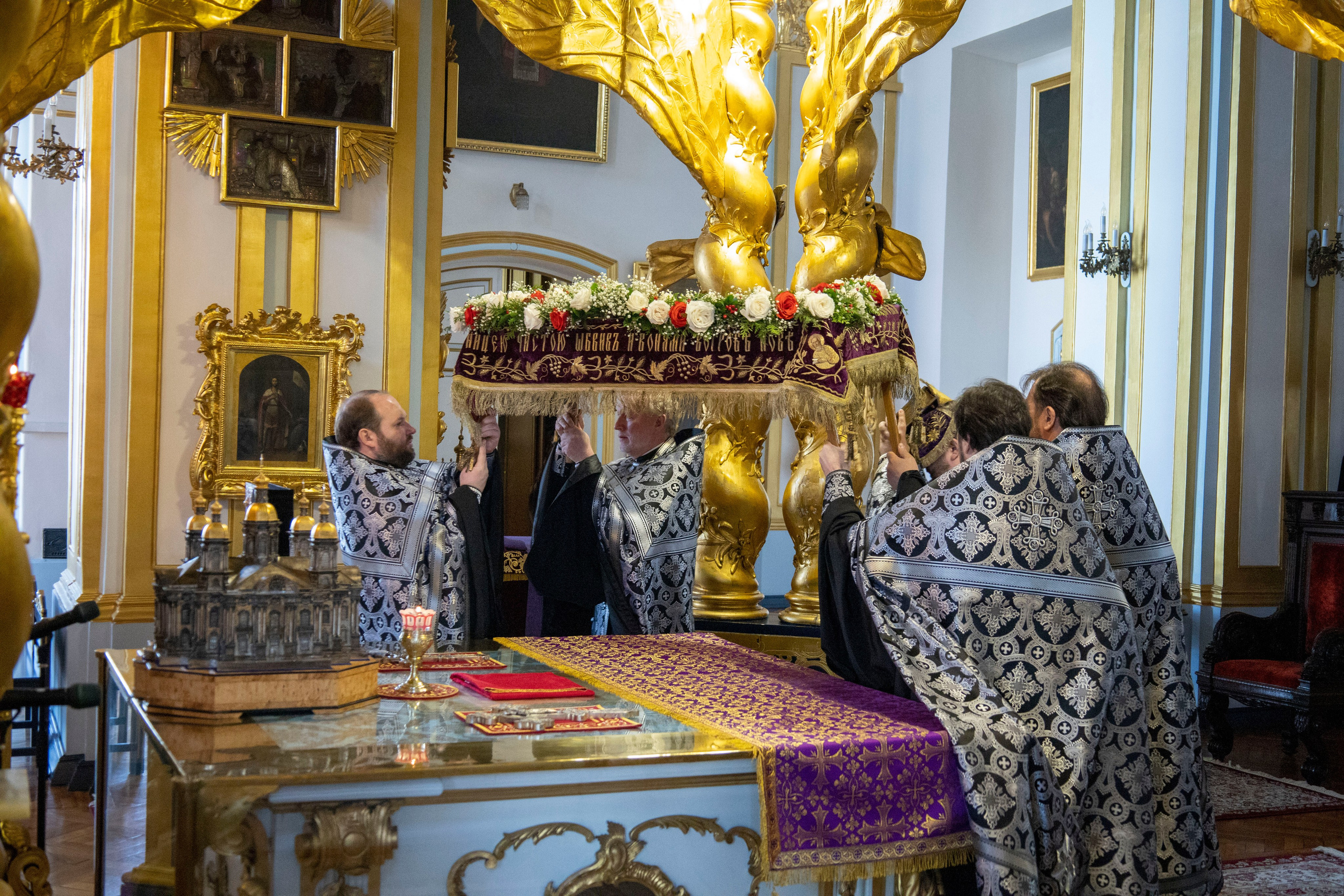 ВЕЧЕРНЯ С ВЫНОСОМ ПЛАЩАНИЦЫ. НИКОЛО-БОГОЯВЛЕНСКИЙ МОРСКОЙ СОБОР