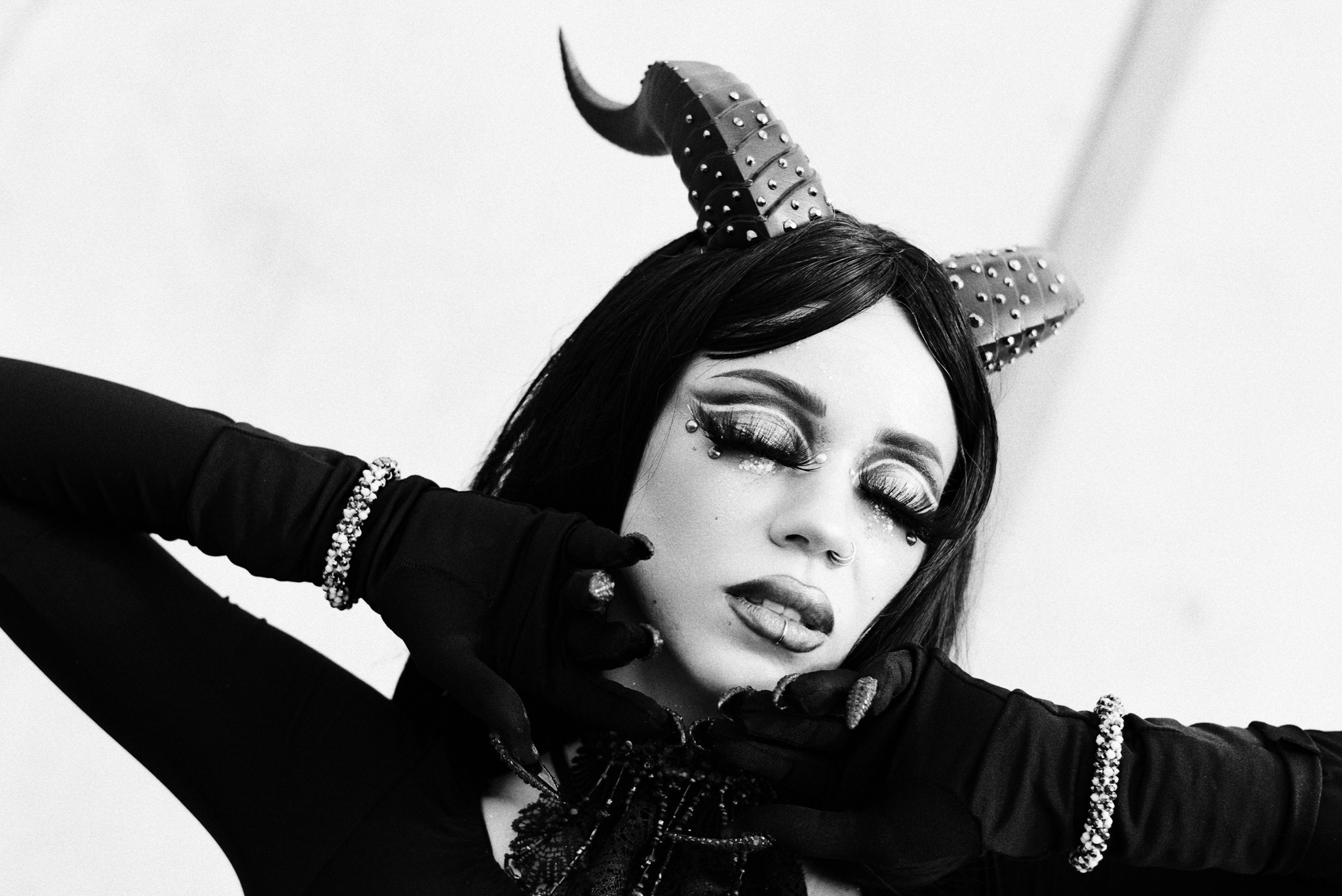 Детали творческого образа: рога, когти и фактурные ткани. Арт-проект Вэл в Тюмени.