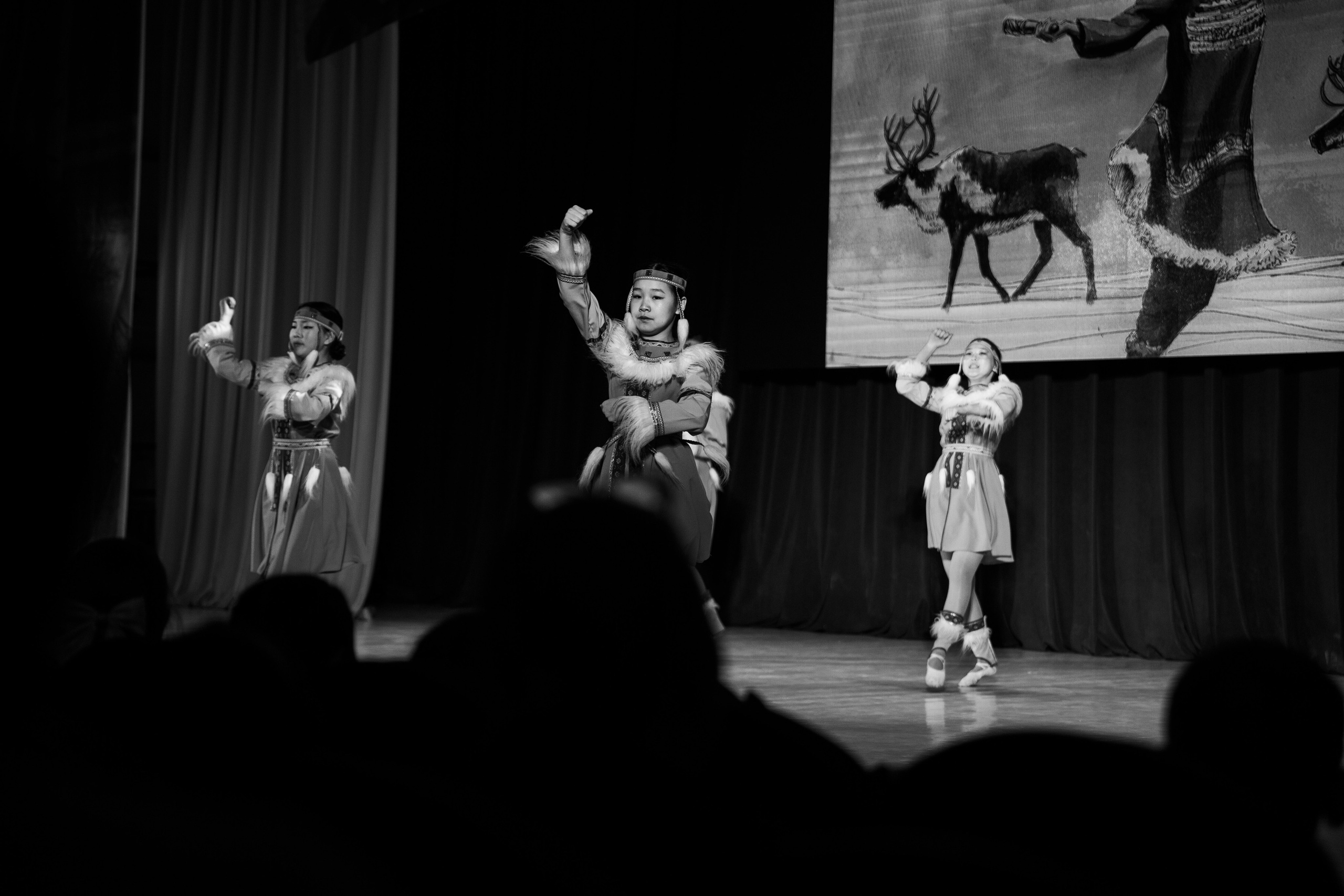 Дети на сцене в чёрно-белом исполнении, финальный поклон.