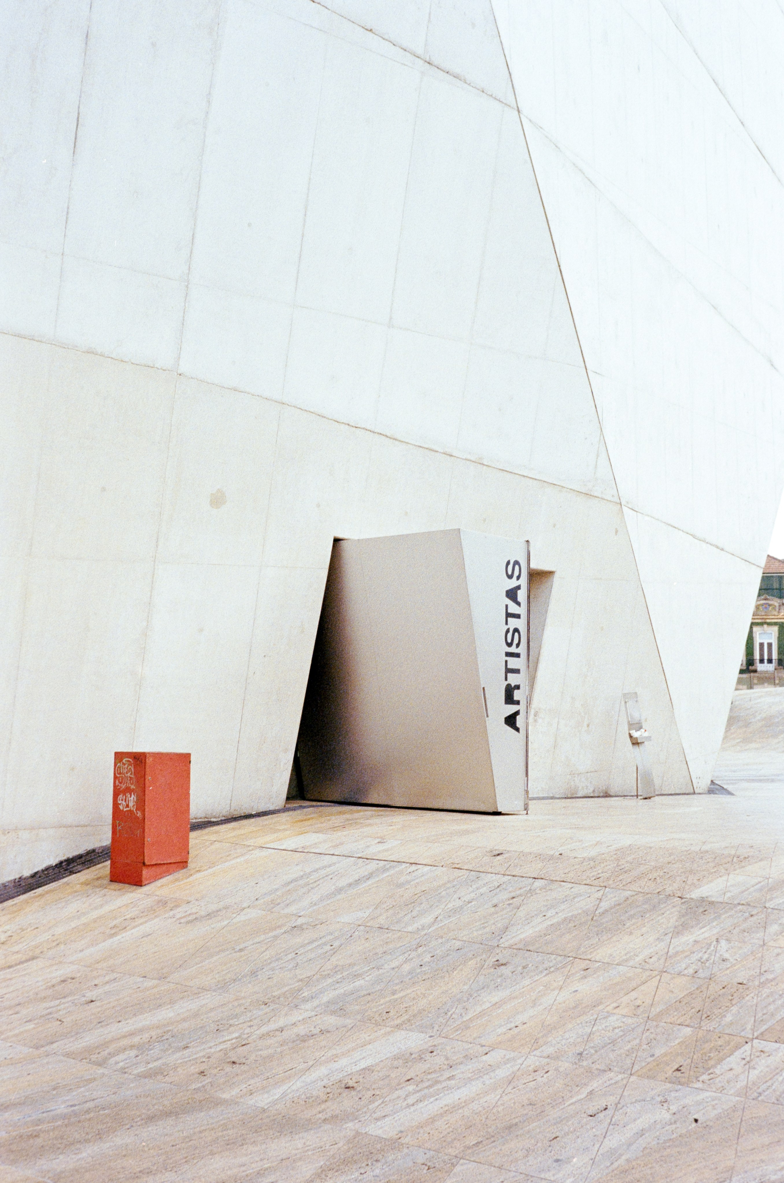 Film processing and scanning services in Porto, Portugal by Filmlab.pt - High-quality film scanning at competitive prices. Develop film in Porto. Lab service near