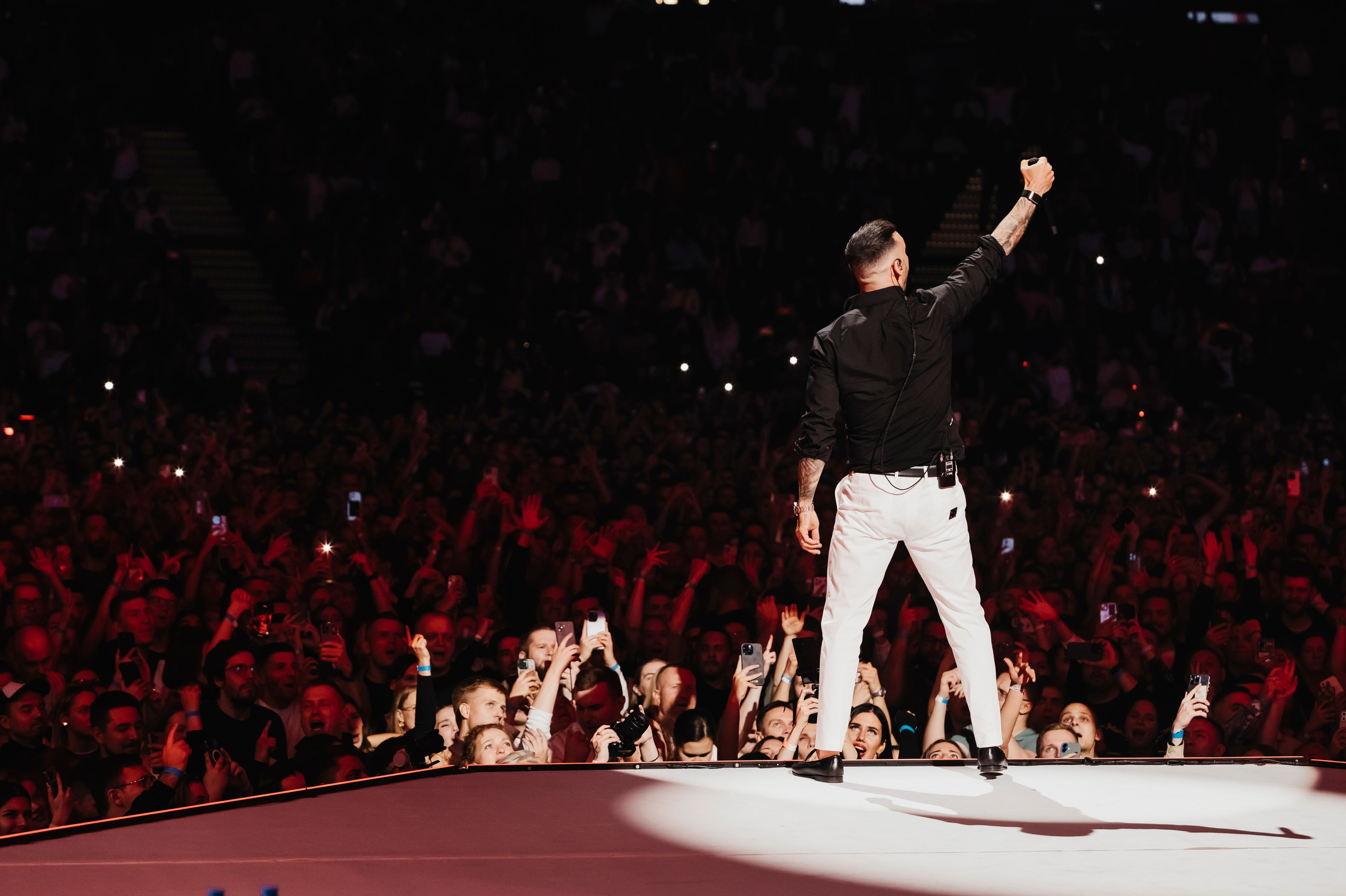 Концерт L’ONE с хором и симфоническим оркестром в Live Арене 19 октября 2025. Репортажный, event, концертный и backstage фотограф из Москвы Виталий Кривцов