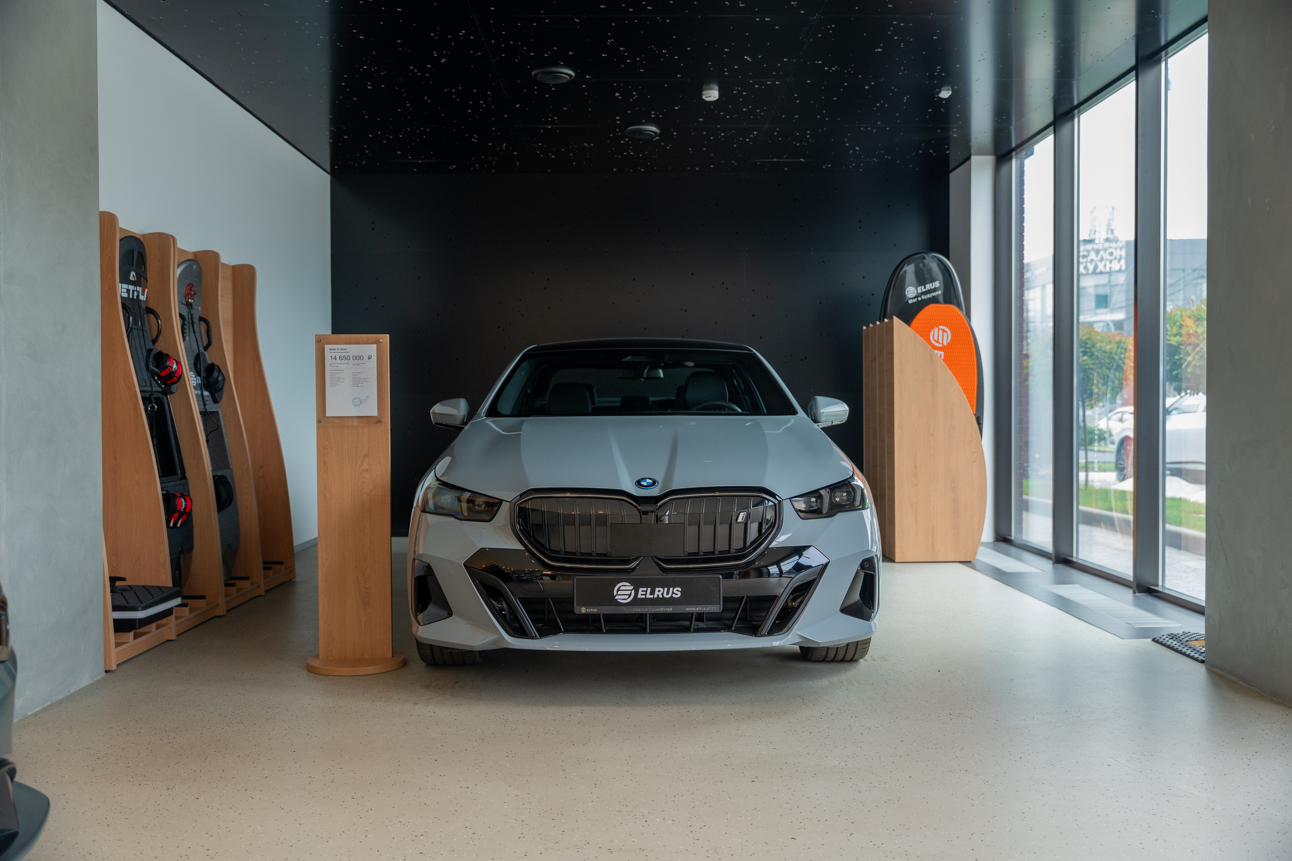 Интерьерная фотосъемка автосалона Elrus в Краснодаре. Zeekr, LiXiang Профессиональная фотосъемка интерьера премиум-автосалона в Краснодаре. Шедевры для Вас! Фотограф и Видеограф в Краснодаре Пахиев Руслан