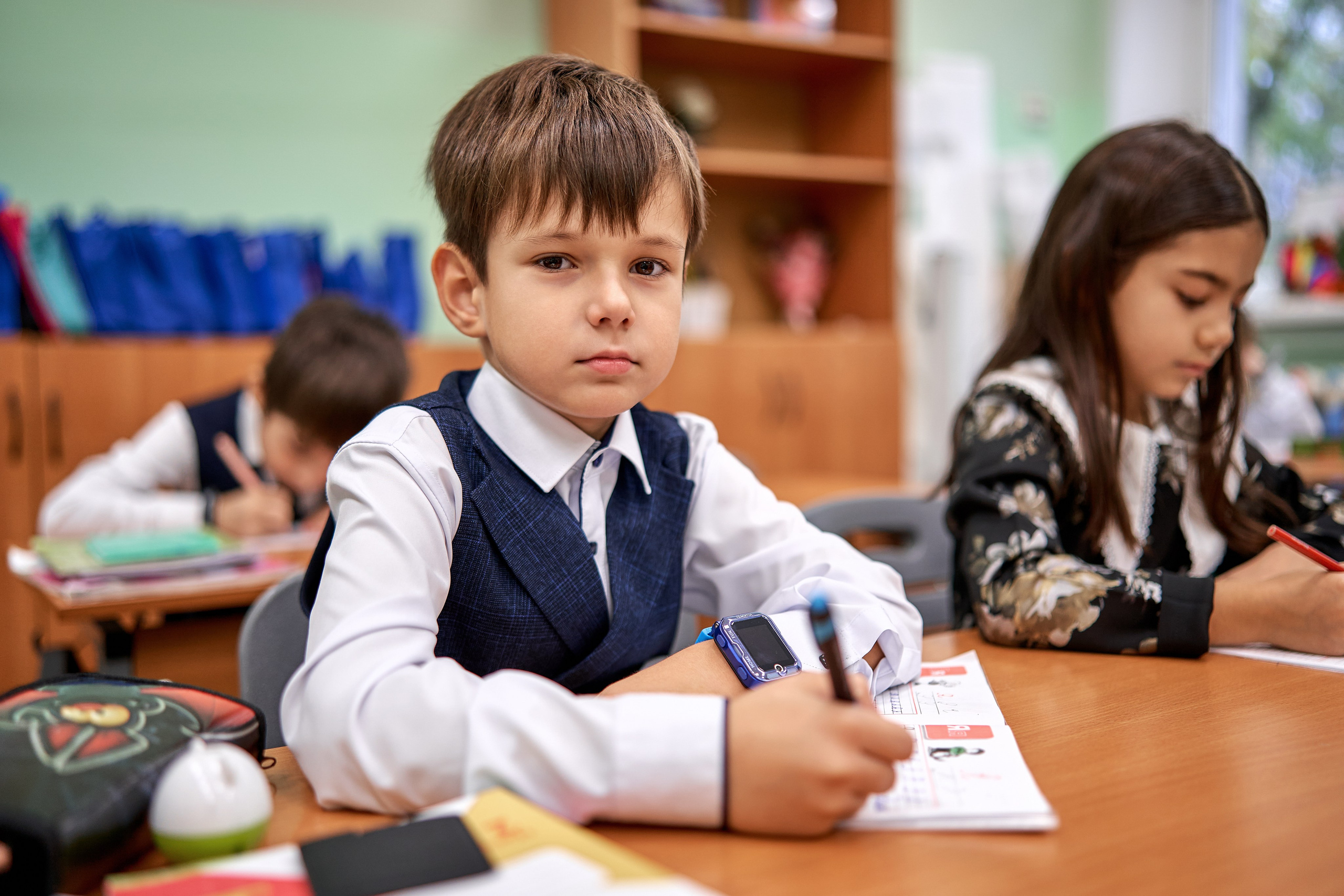 Портрет мальчика за школьной партой