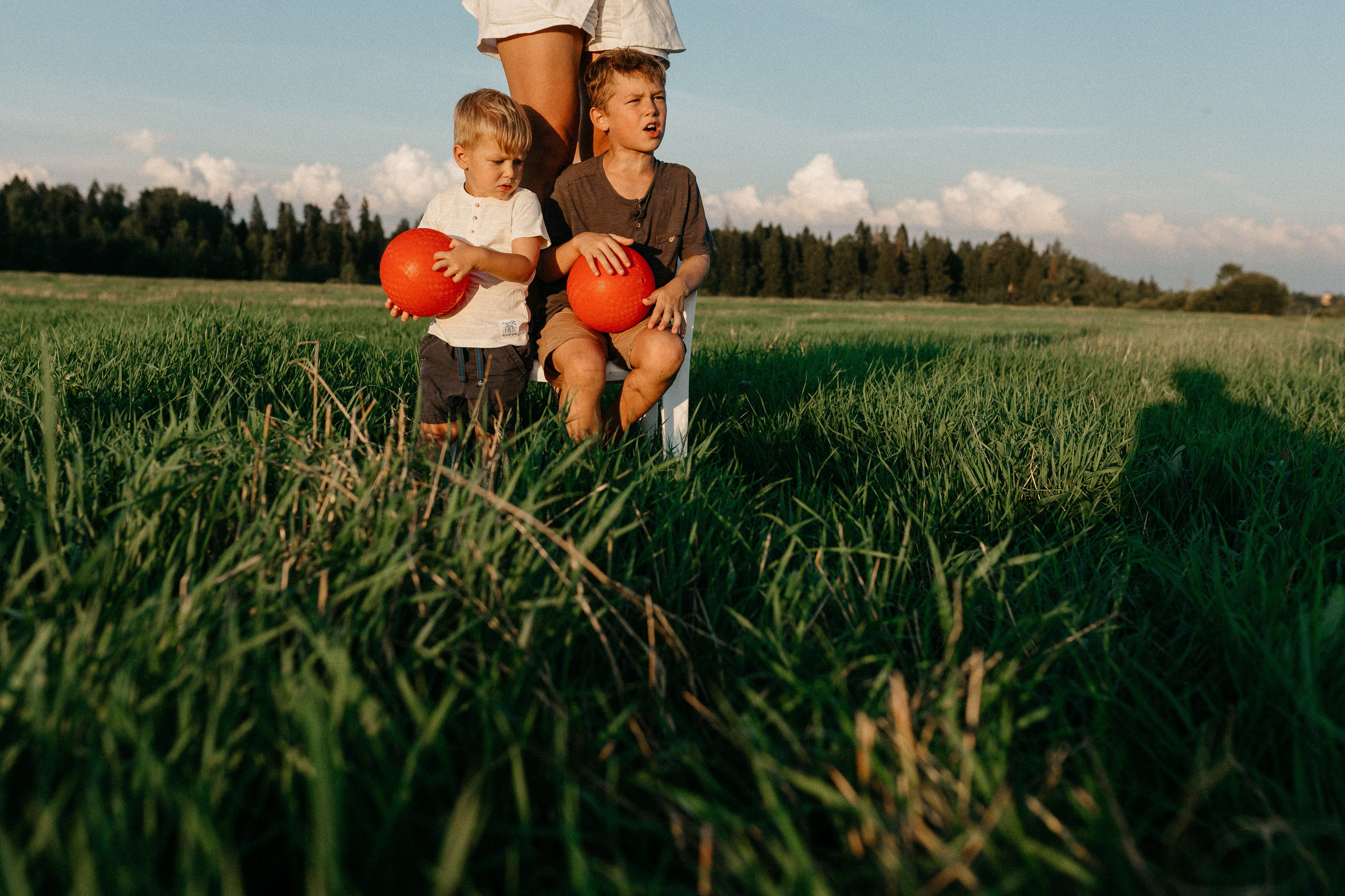 Фотосессия с красными мячами. Семейный фотограф Маша Тимофеева | Москва