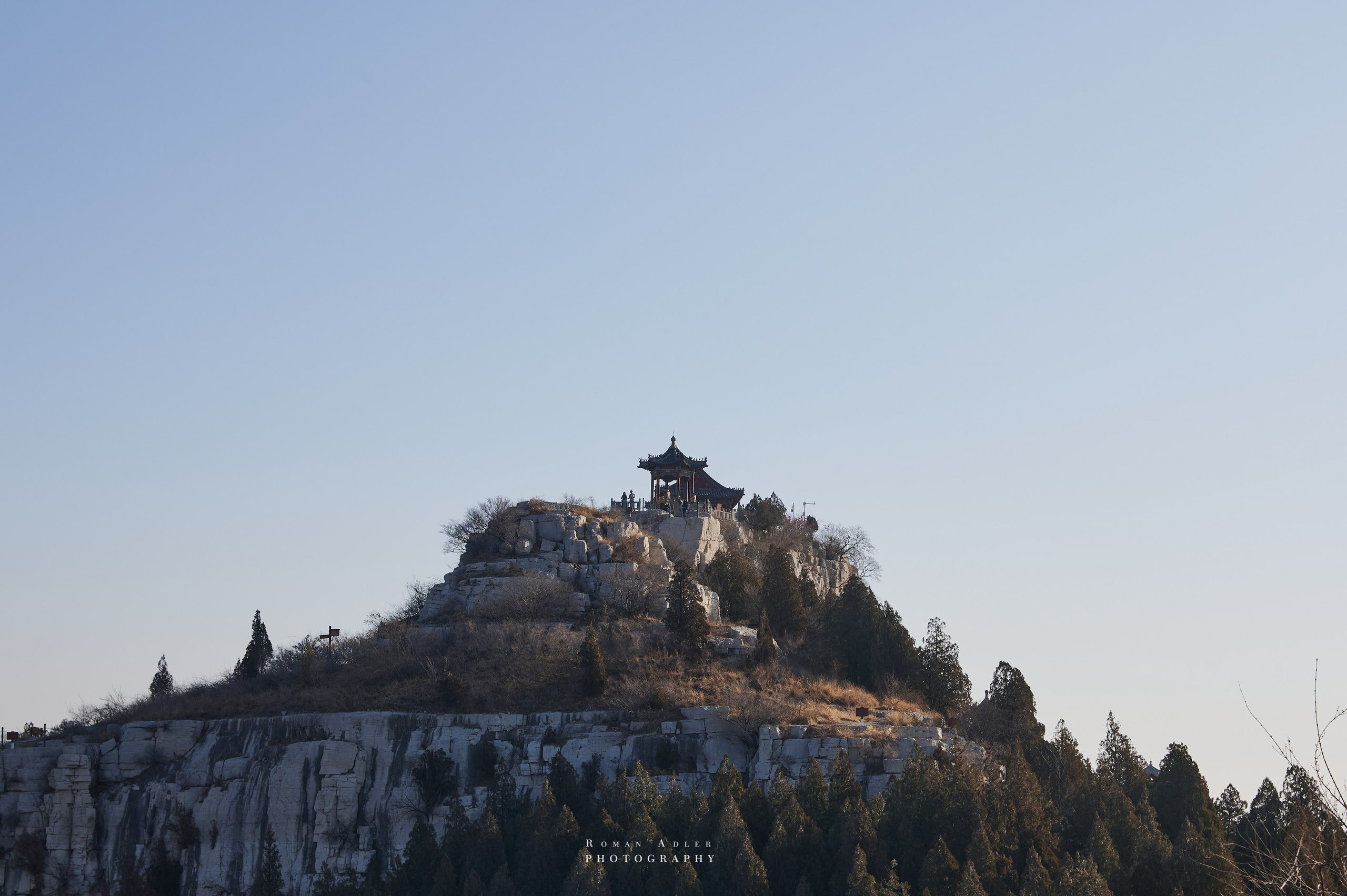 Рассвет на храмовой горе Юнмень. Цинчжоу. Фотограф Роман Адлер