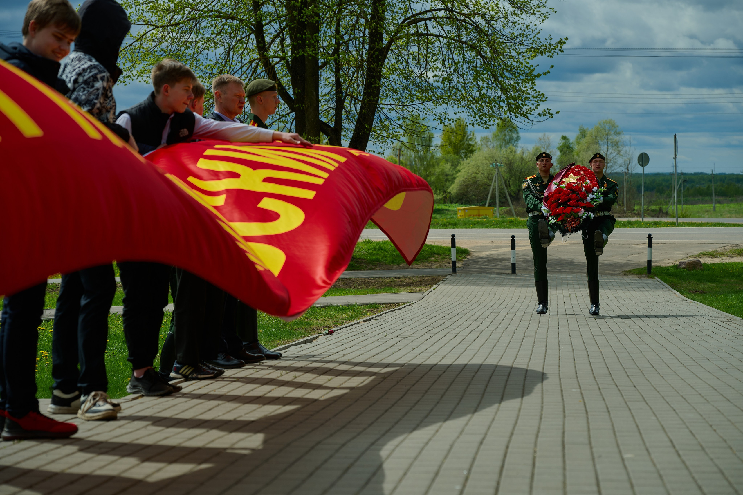 Памяти подвигу Кремлевских курсантов. Ярополец. Фотограф Роман Адлер