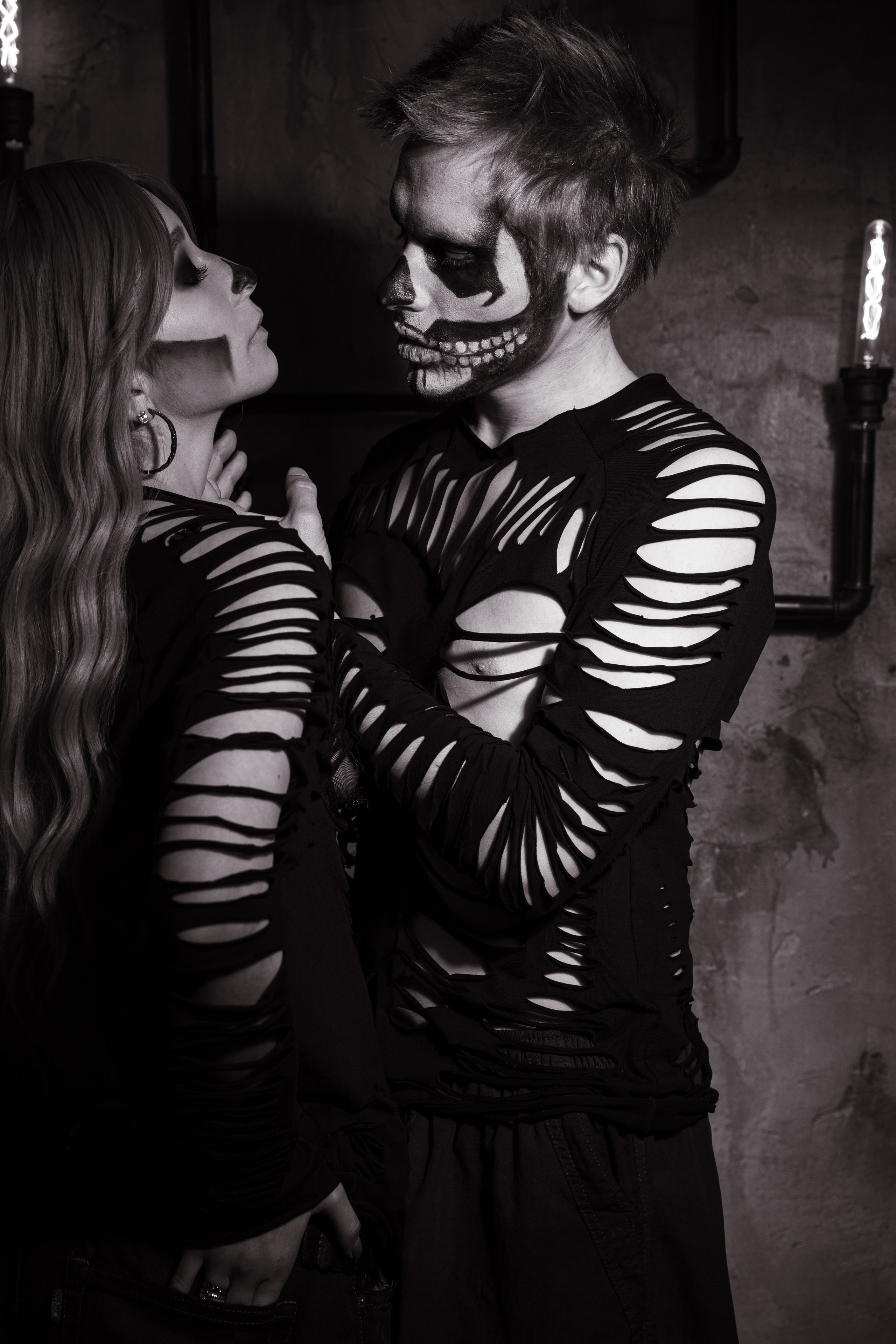 День мертвых хэллуин парень и девушка в гриме скелета вечеринка 