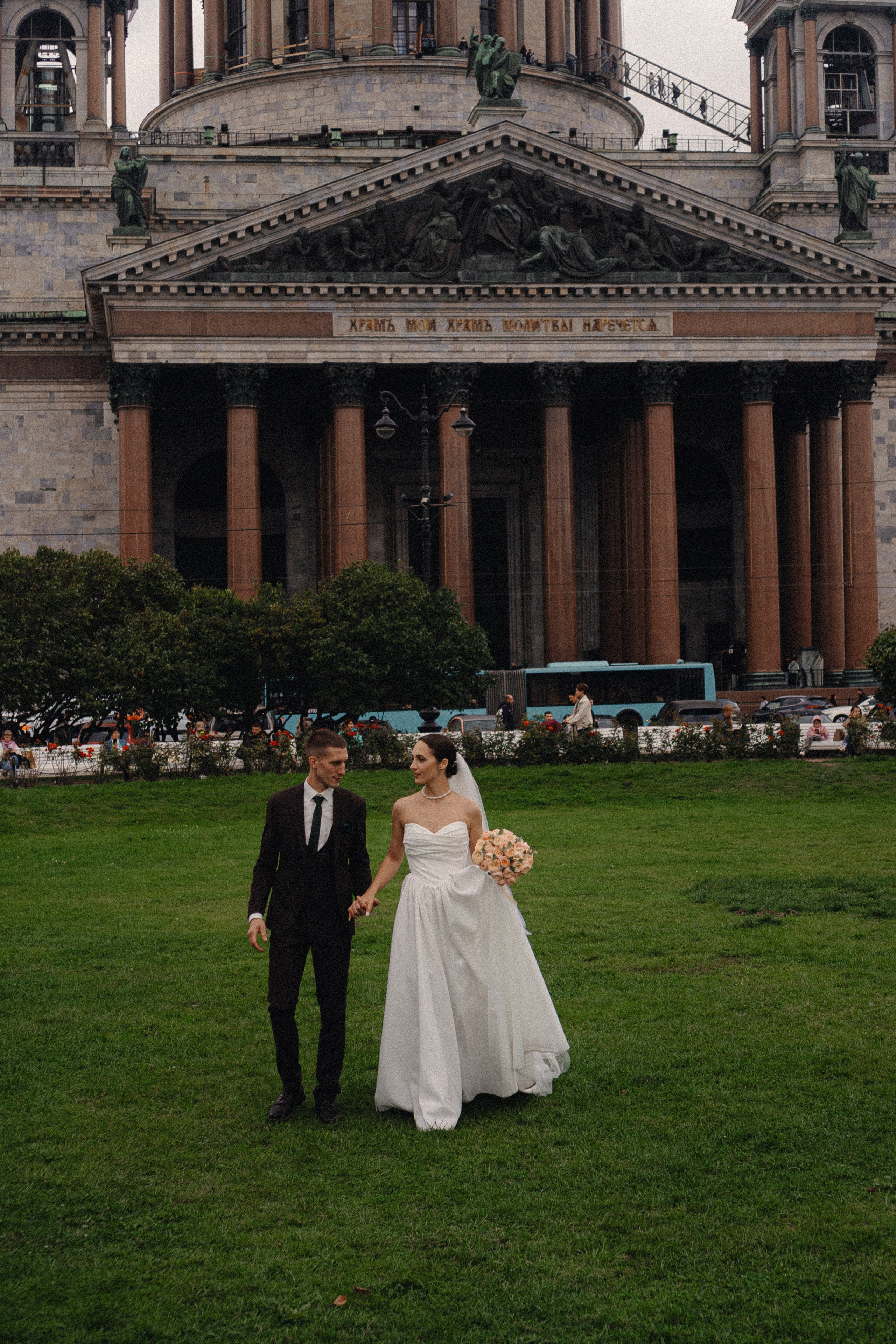 СВАДЕБНАЯ ПРОГУЛКА В САНТК-ПЕТЕРБУРГЕ (ИСАКИЕВСКИЙ СОБОР, ЗИМНЯЯ КАНАВКА, ЭРМИТАЖ И БОЛЬШАЯ МОРСКАЯ УЛИЦА). Профессиональный фотограф, Санкт-Петербург — Виктория Богомолова