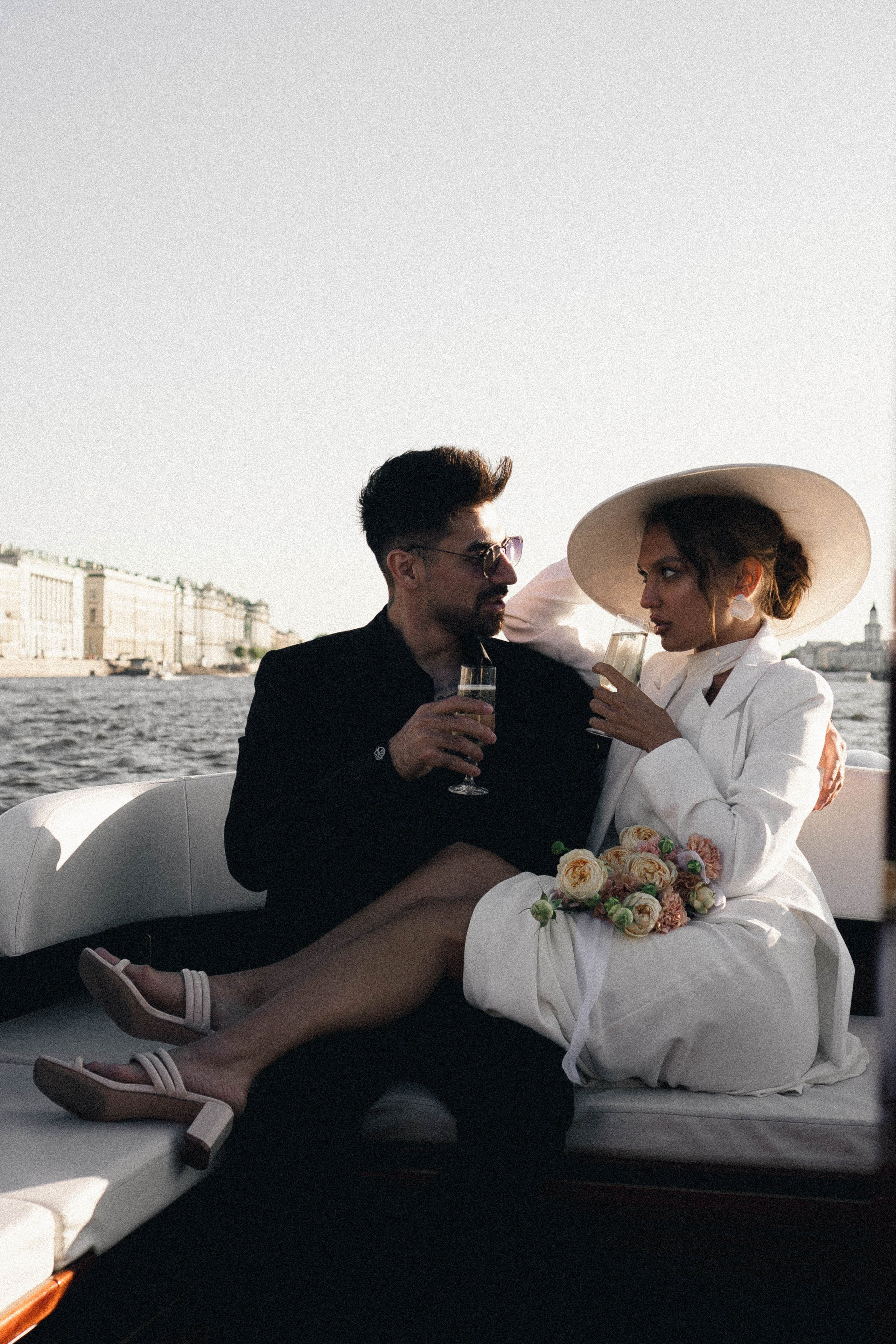СВАДЕНБНАЯ СЬЕМКА НА КАТЕРЕ ПО КАНАЛАМ САНКТ-ПЕТЕРБУРГА И В АКВАТОРИИ НЕВЫ. Профессиональный фотограф, Санкт-Петербург — Виктория Богомолова