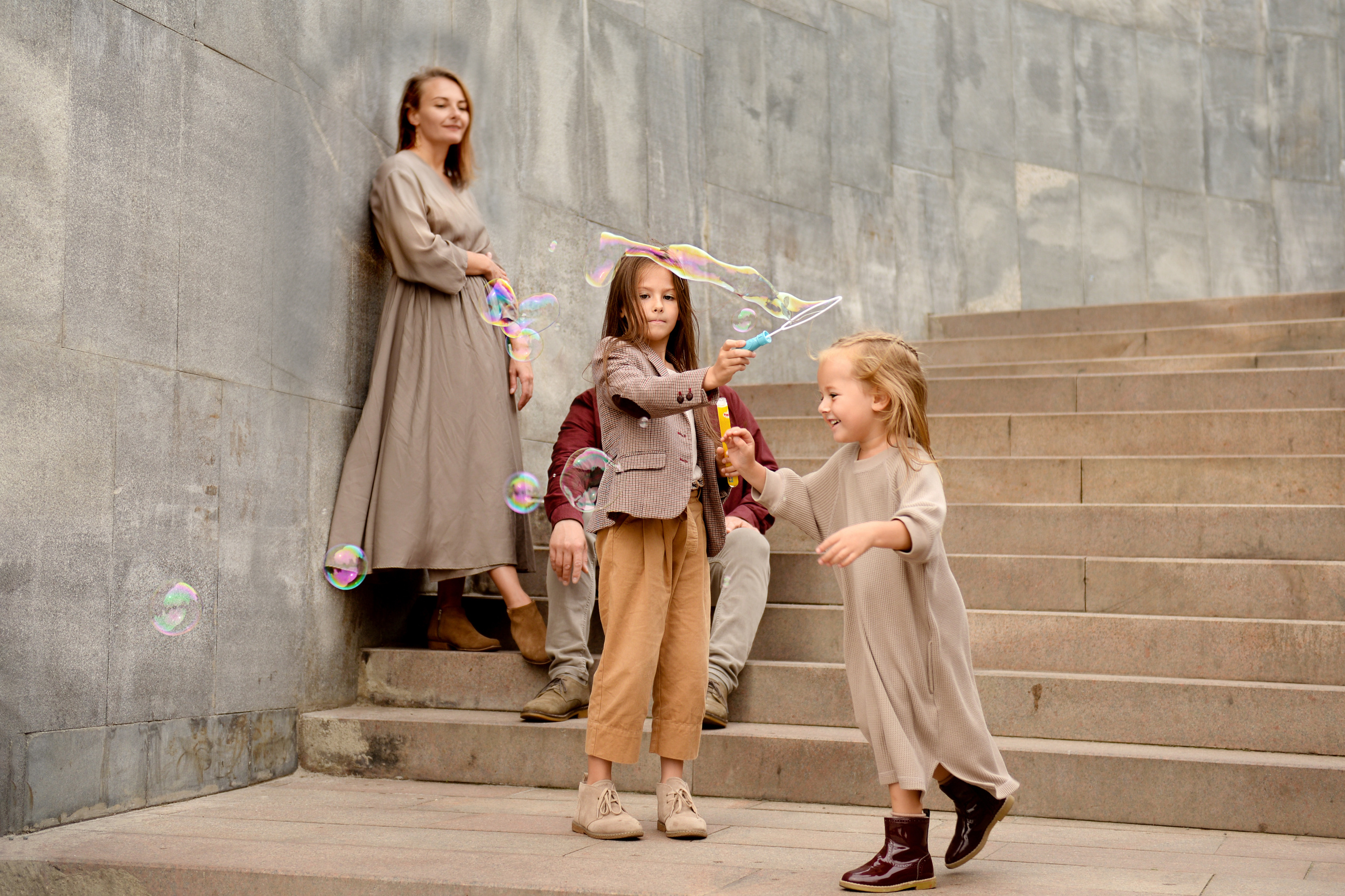 Девочки пускают мыльные пузыри и ловят их