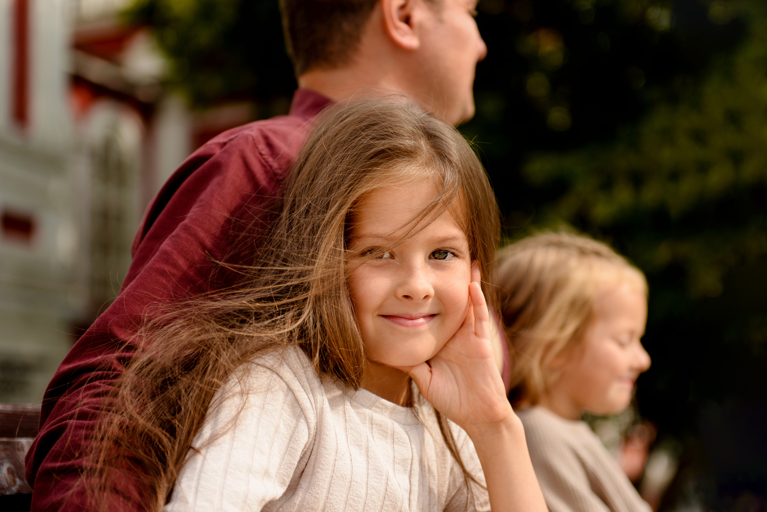 Девочка улыбается, отдыхая в парке