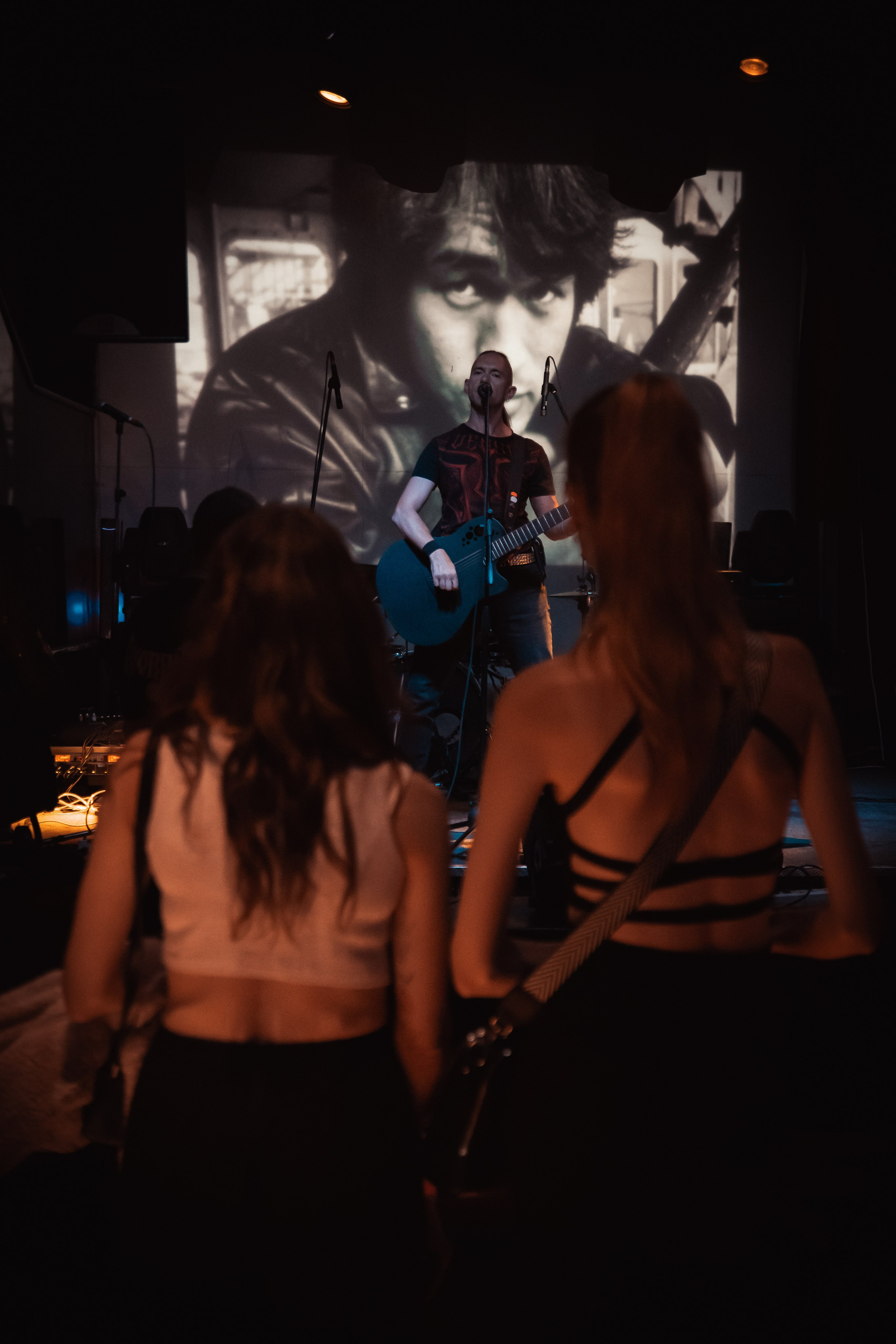 Павел Горловой, Концерт памяти В.Цоя, 16.08.2025, Эрмитаж. Фотограф Регина Крикунова г. Красноярск