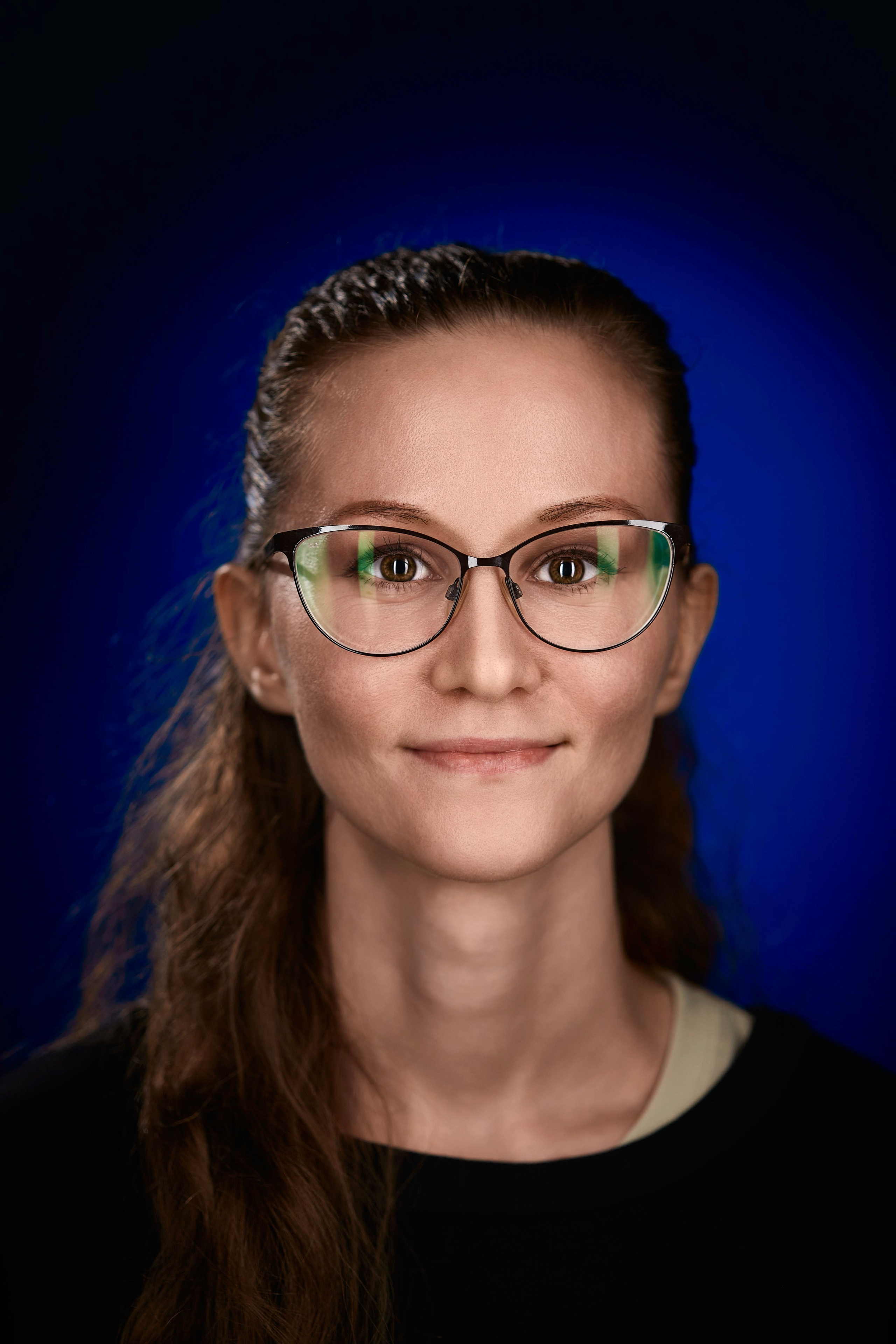 "Профессиональный портрет мужчины в студии""Женский портрет с естественным освещением""Крупный план портрета улыбающейся женщины""Портретная съемка в студии для делового портфолио"Для съемки сотрудников компании:"Группа сотрудников компании на корпоративной фотосессии""Портреты сотрудников офиса для корпоративного сайта""Фотосъемка команды компании в рабочей обстановке""Деловой портрет сотрудника для бизнес-профиля"