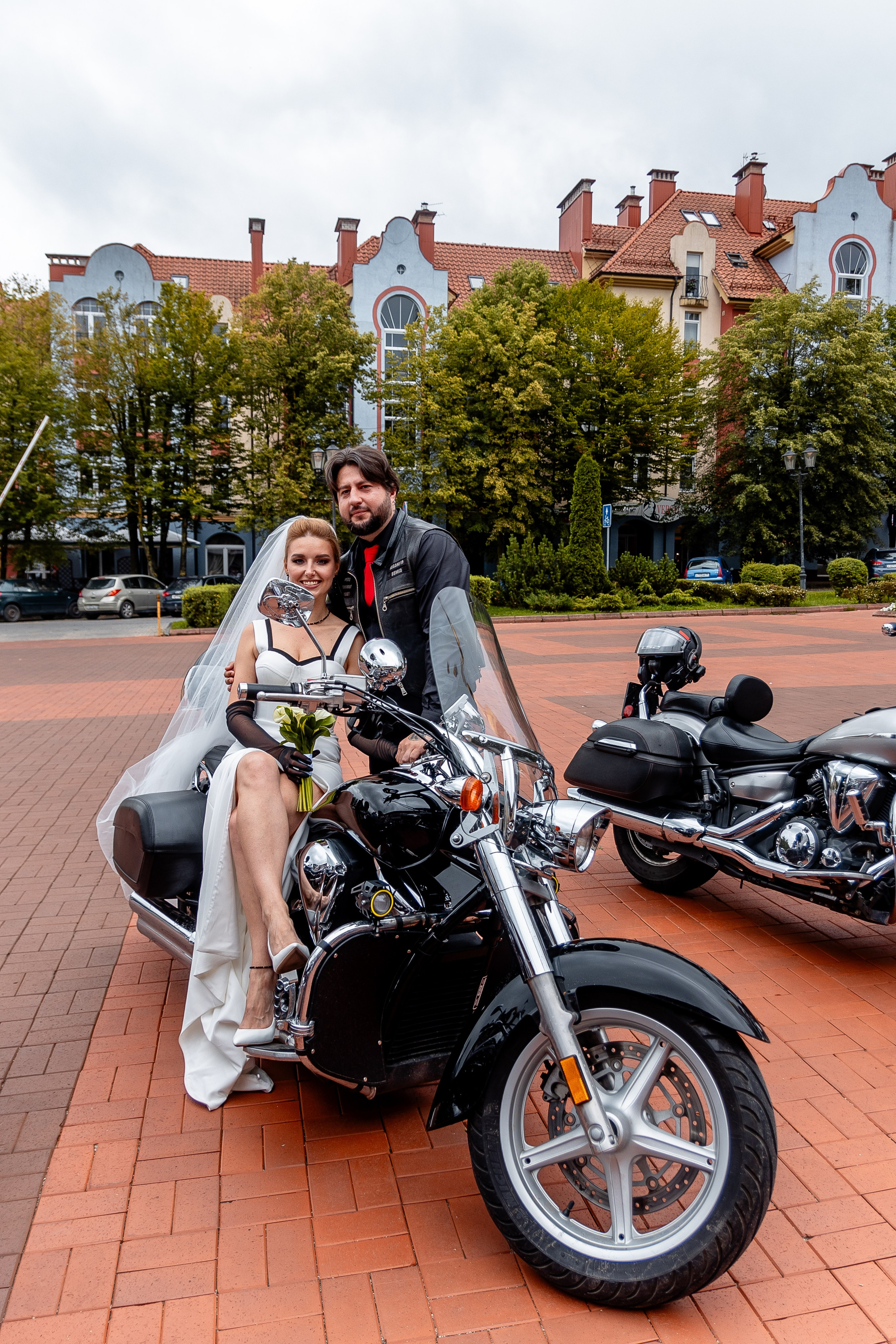 Евгений Саранцев, президент мотоклуба «Garage 13 MCC» и прекрасная Ирина. Фотограф Елена Медок Калининград