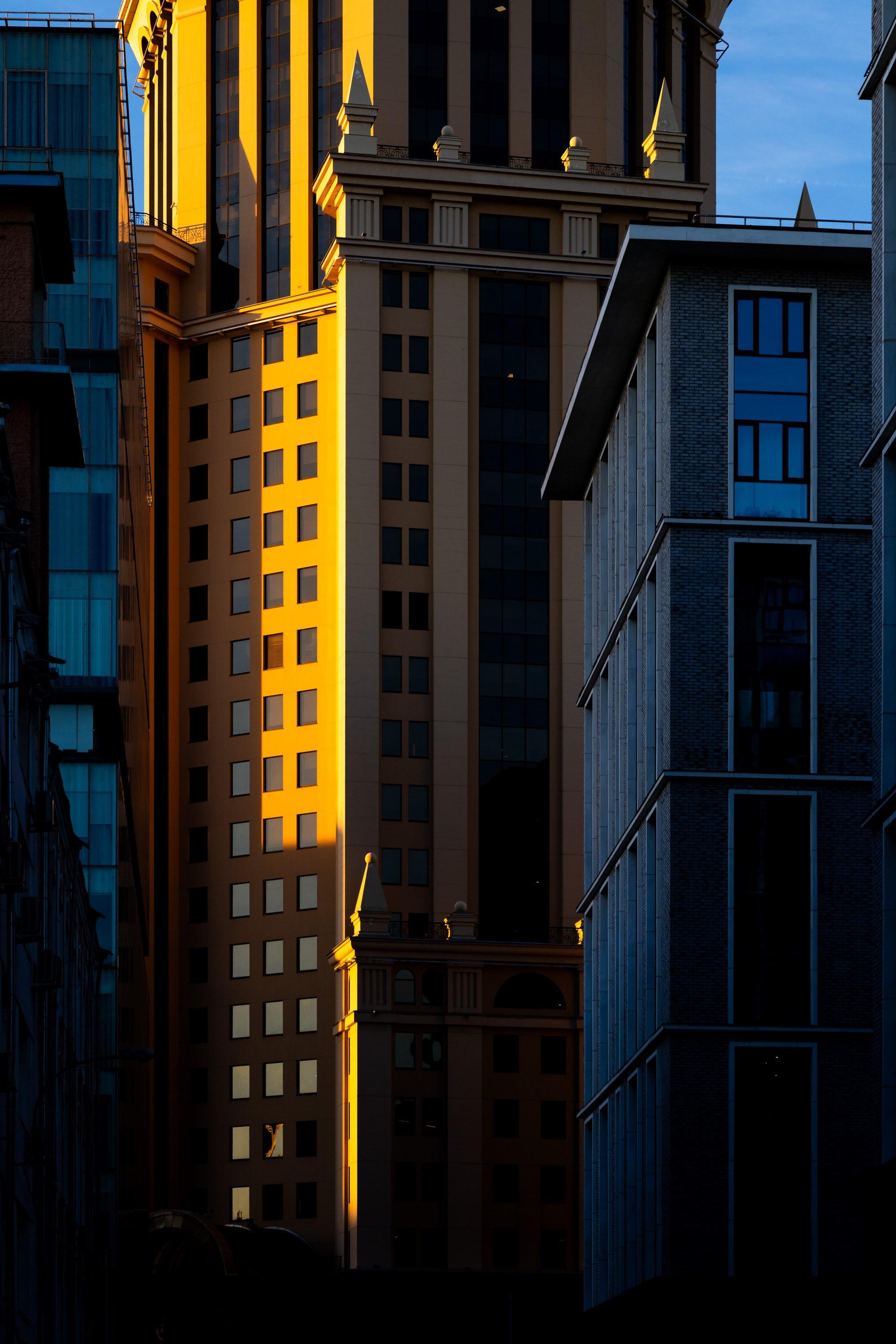 Свет и тень в городе. Фотограф в Москве. Шахабудин