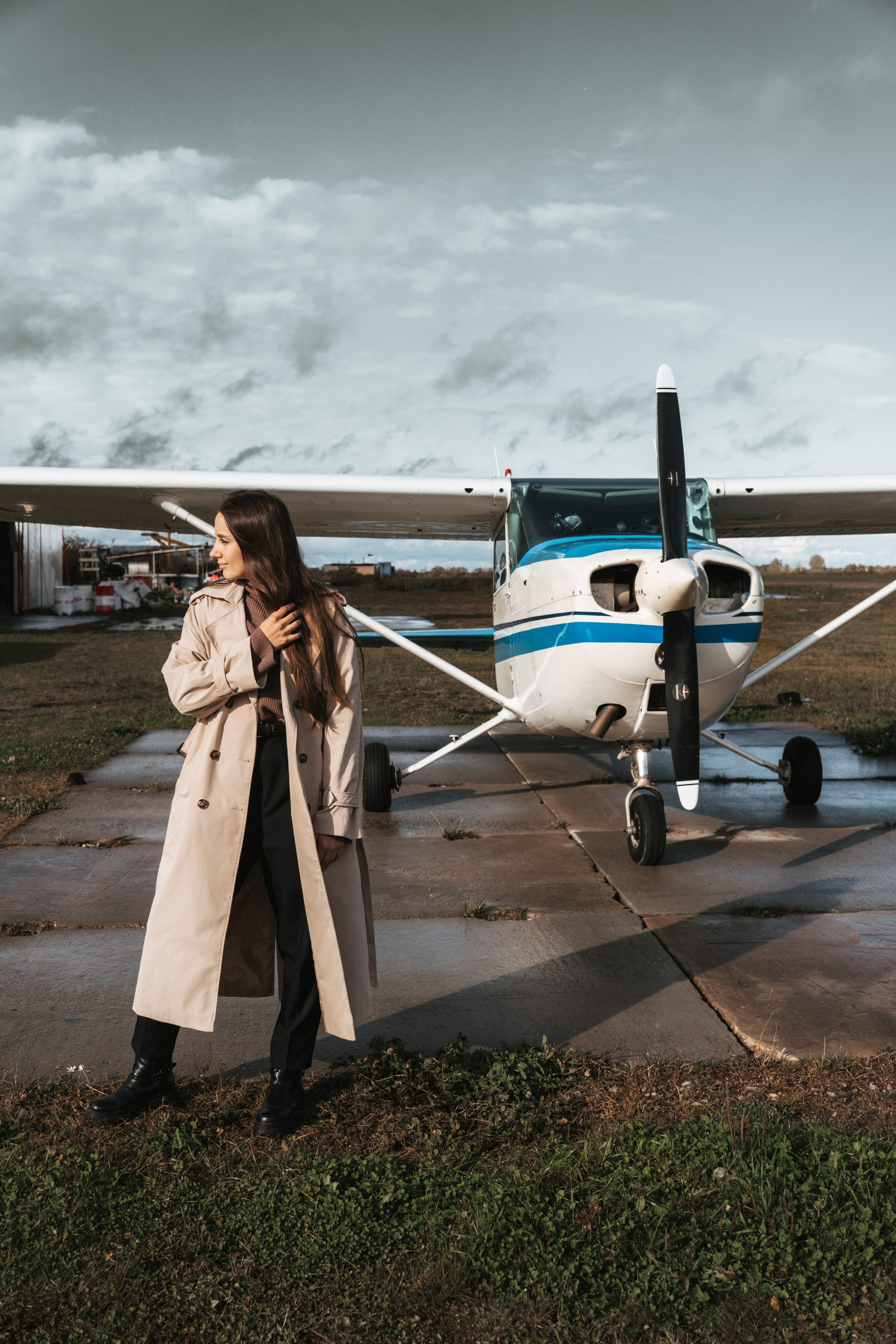 девушка с самолетом 