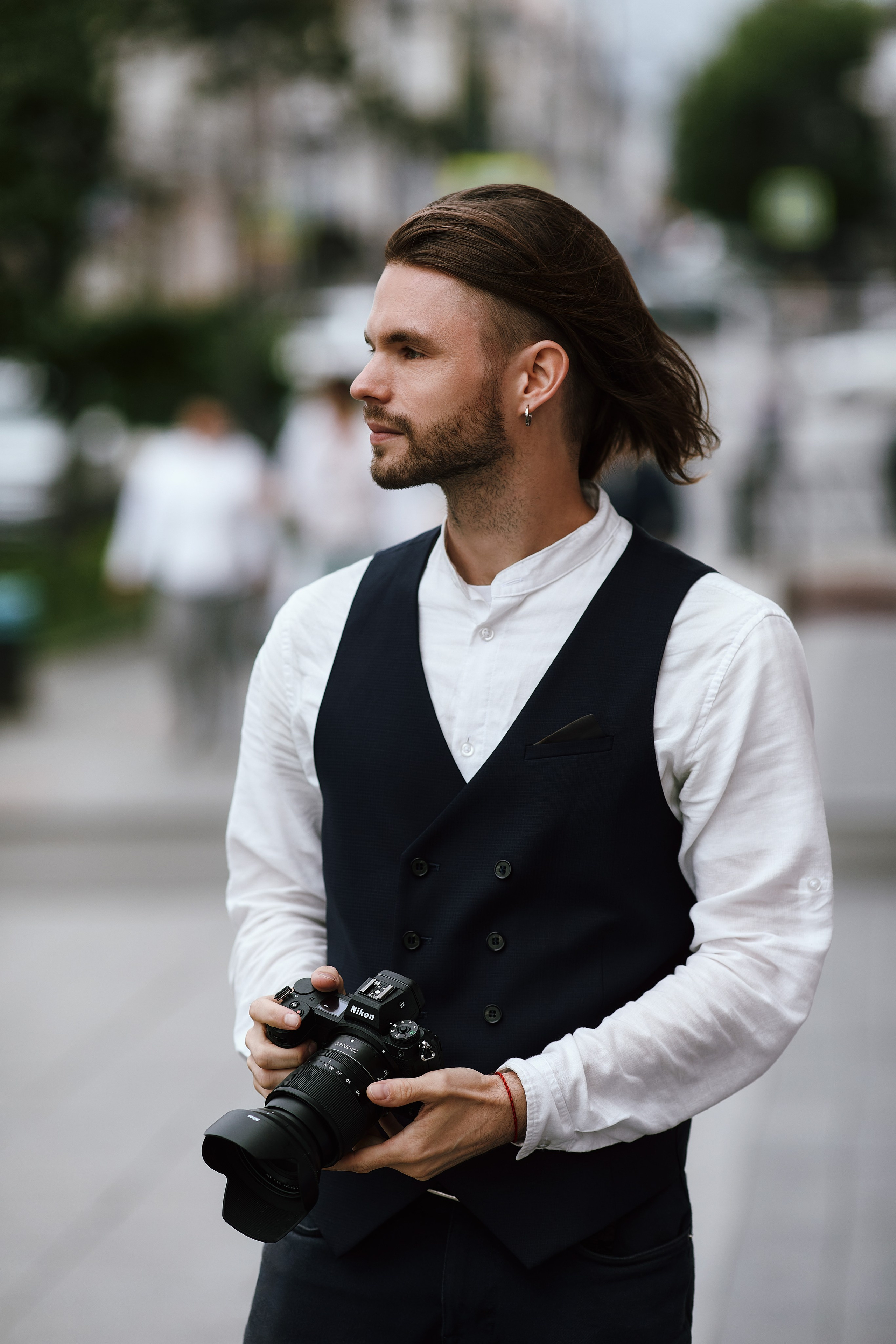 Портрет мужчины в деловом костюме с фотоаппаратом в руках. Автор снимка - фотограф Олег Мороз