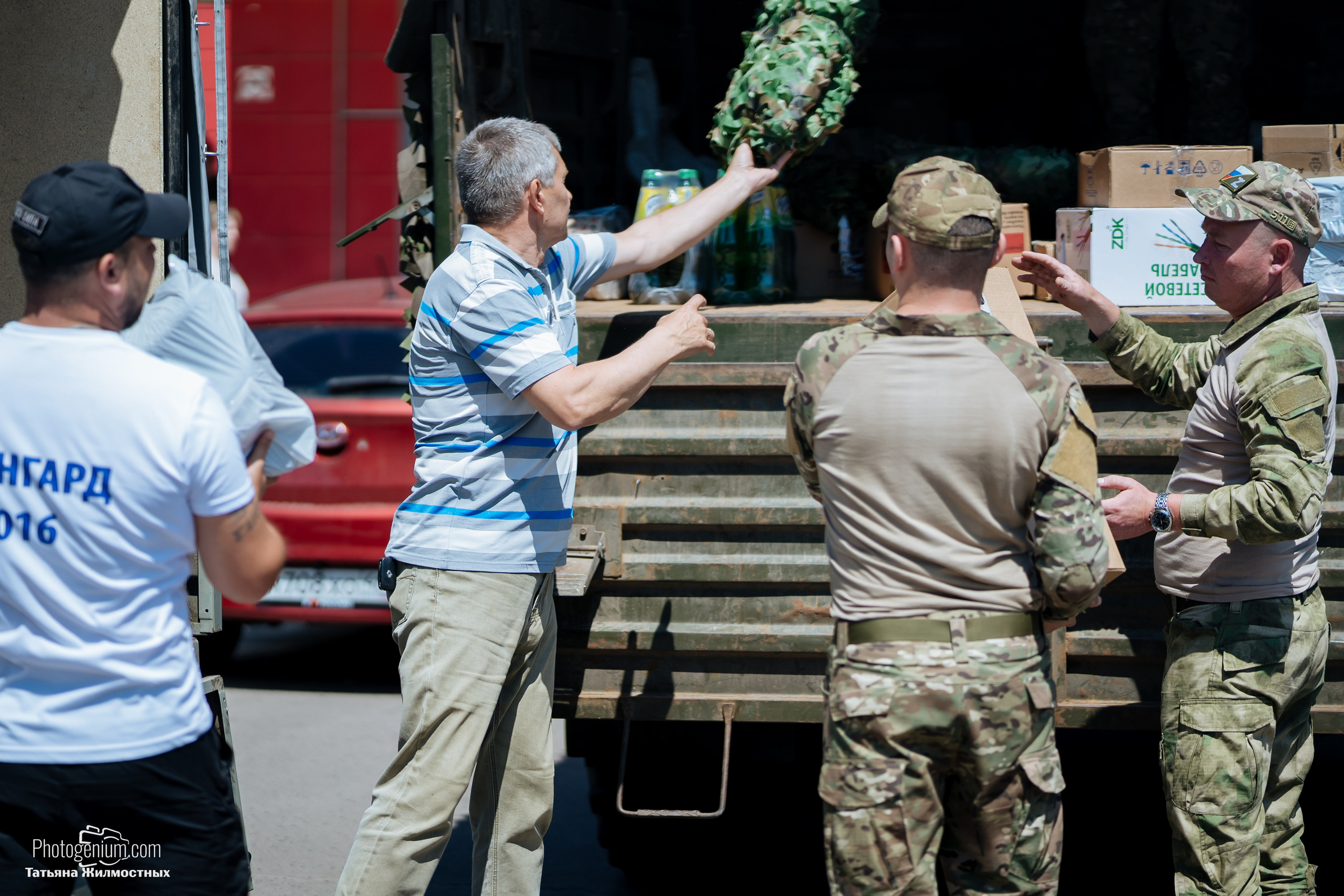 8 июня «Патриоты из Курска» сбор гуманитарной помощи у кинотеатра «Родина». Фотограф Нижний Новгород Татьяна Кейод