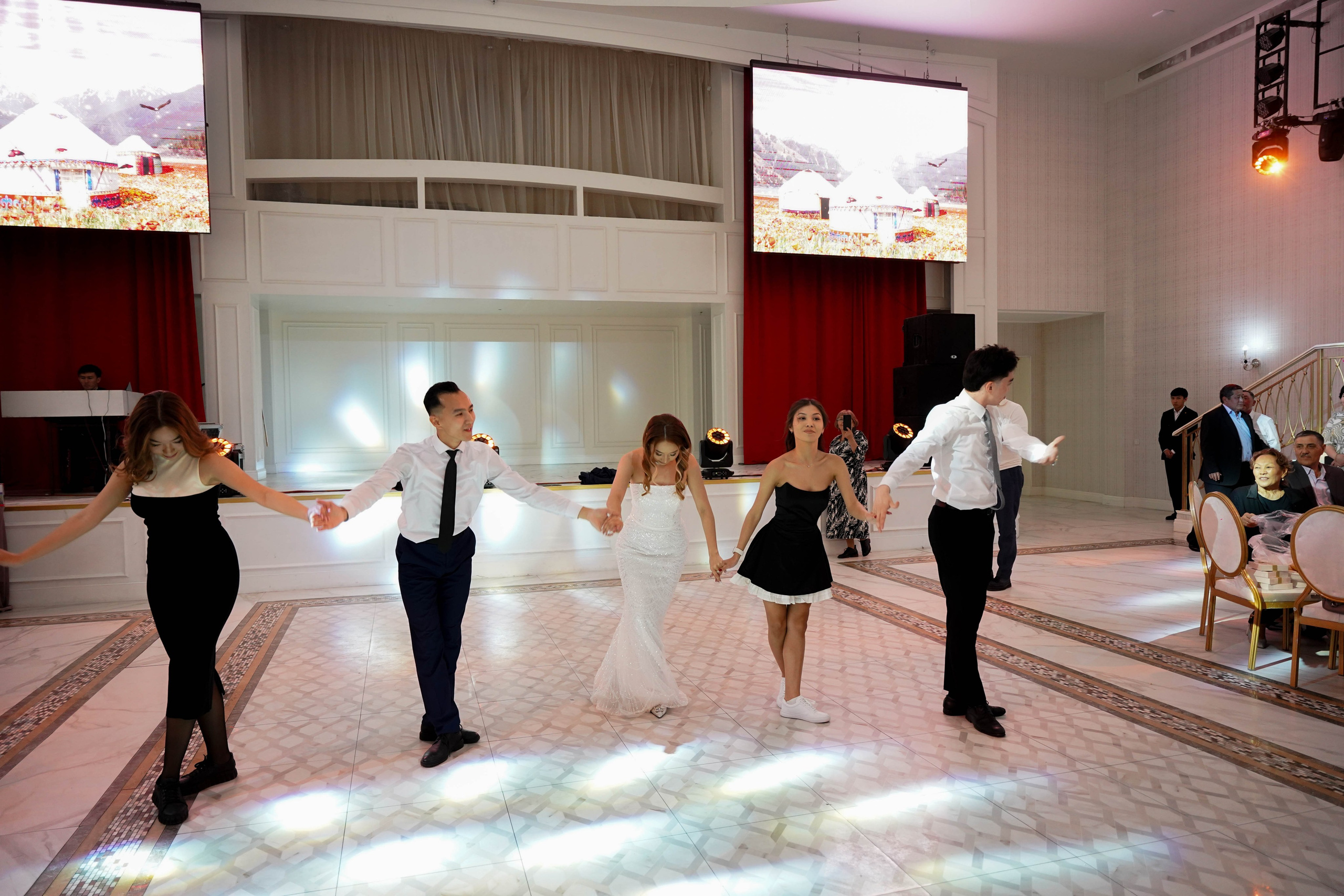 Dana uzatu. Фотограф Ернар Ержанов