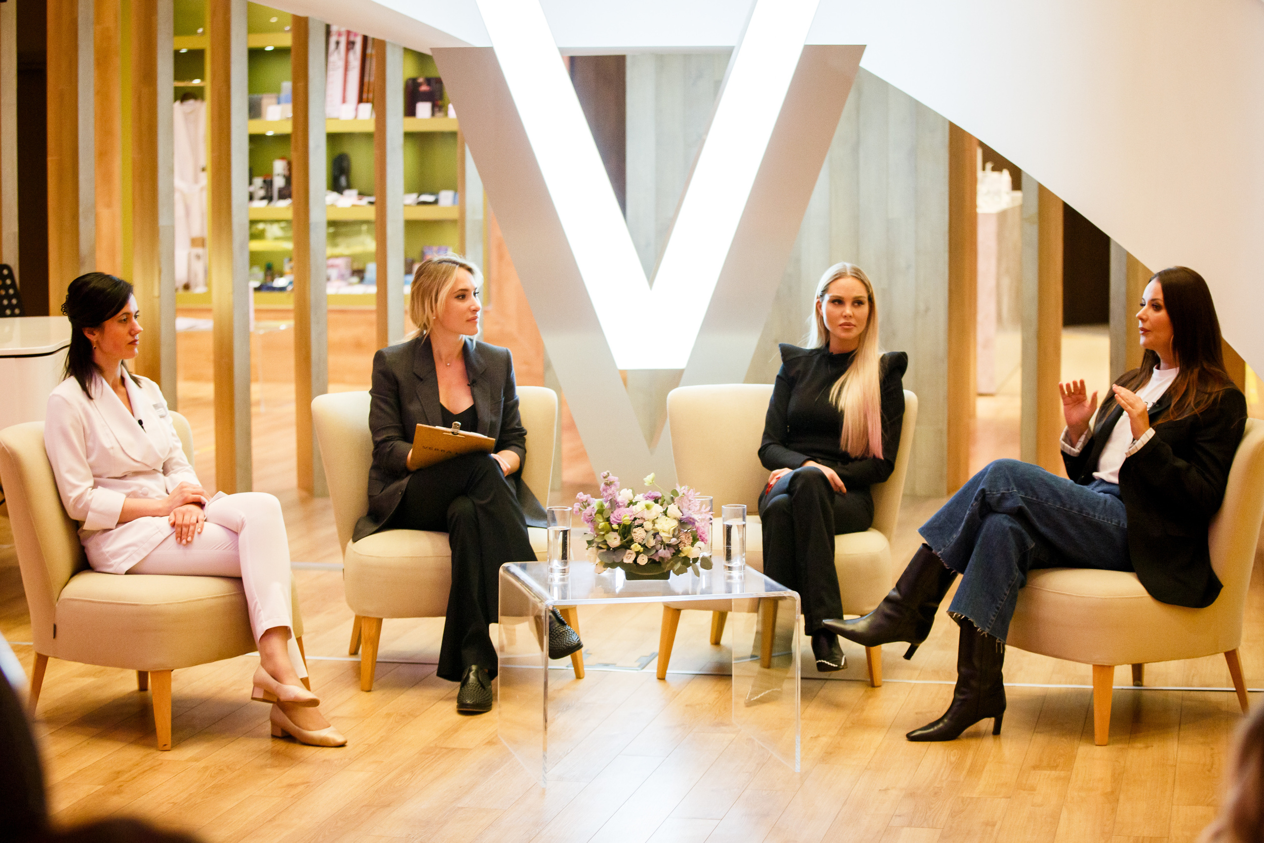 Verba Mayr Диалог на тему «Женщины в поисках баланса». Фотограф Иван Недорез