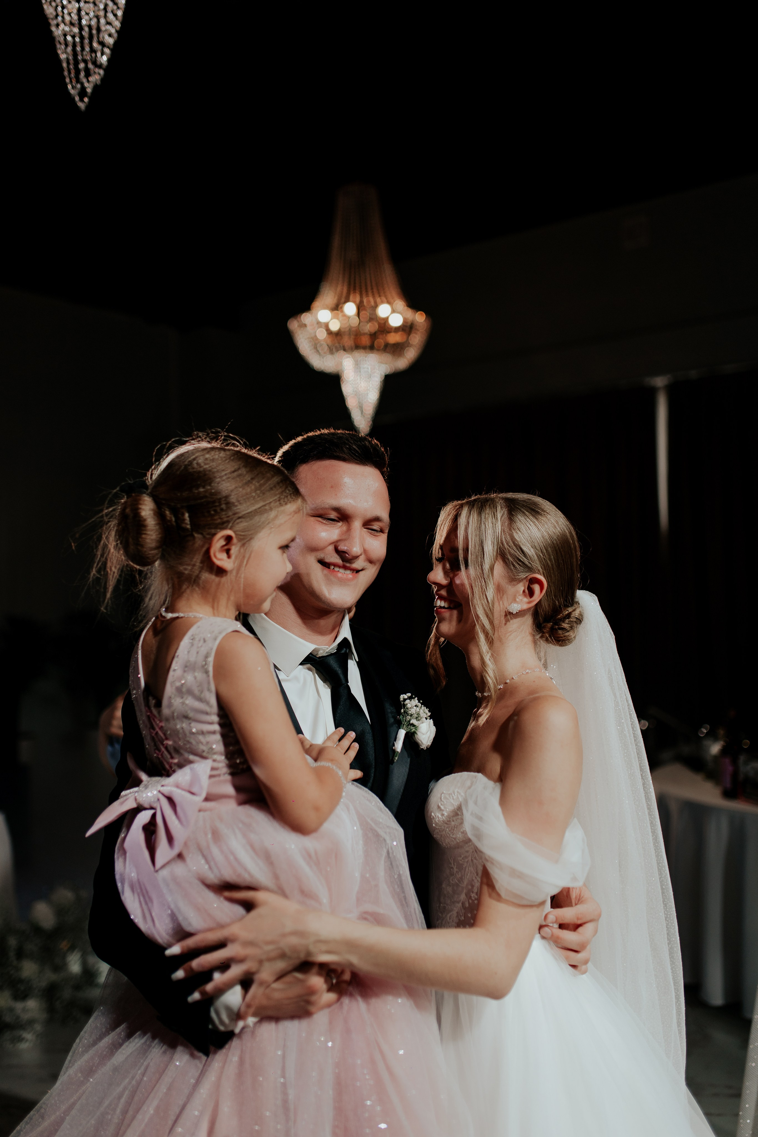 Семья смеется в зале торжества — искренние эмоции