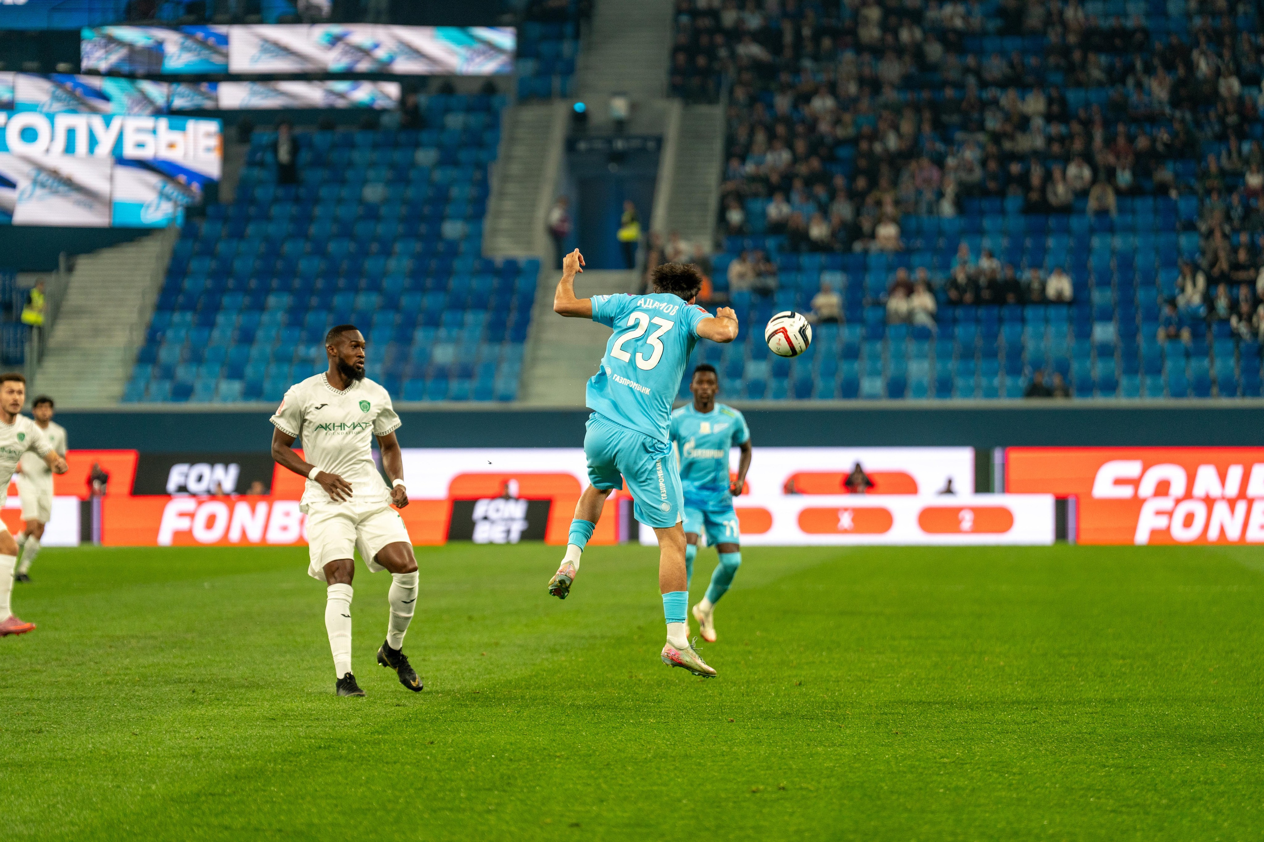 Спортивный фотограф Санкт-Петербург: атакующий момент матча Зенит — Ахмат