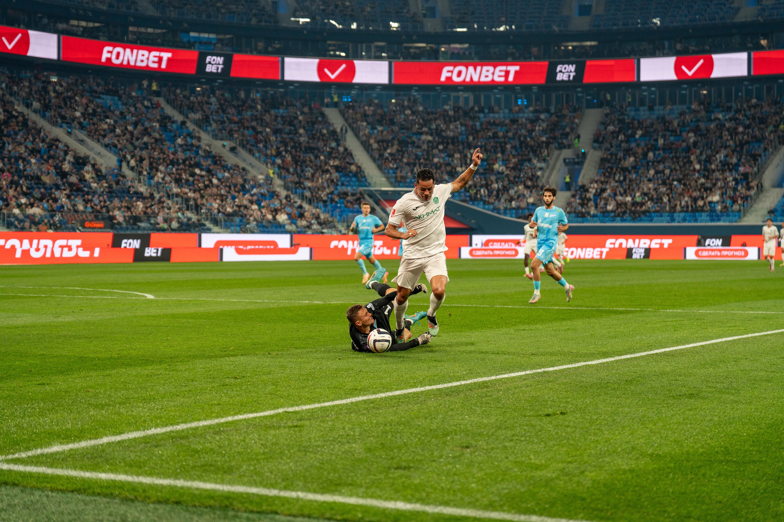 Репортажный фотограф спорт-съёмка: момент матча Зенит–Ахмат